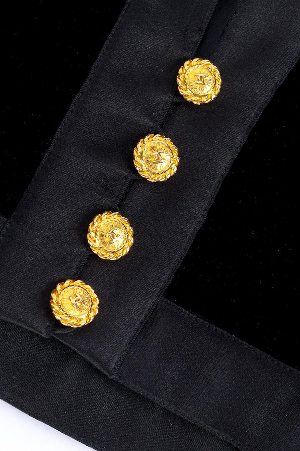 Chaqueta recortada de seda negra con doble botonadura Chanel (Pequeña) en venta 1