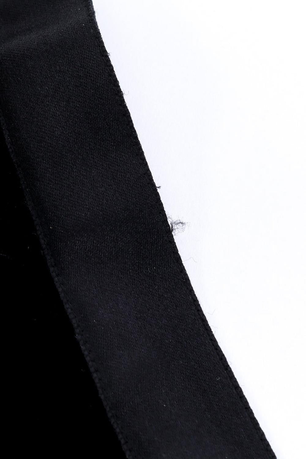 Chaqueta recortada de seda negra con doble botonadura Chanel (Pequeña) en venta 3