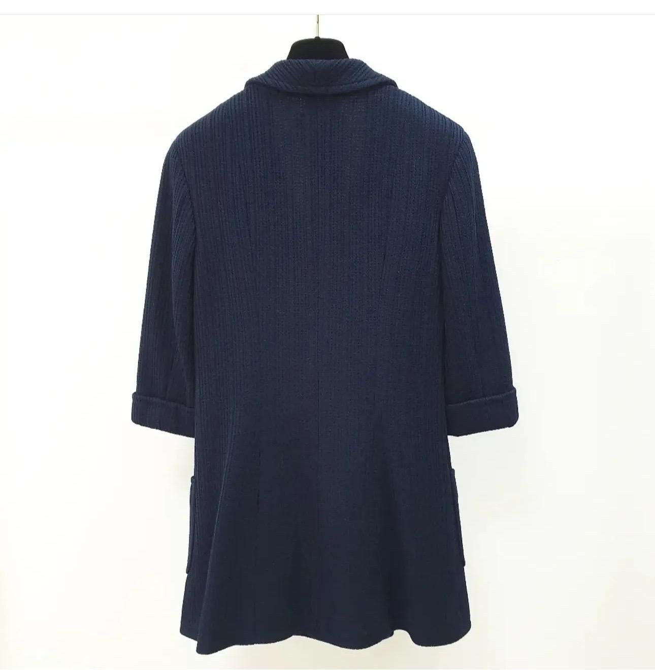 Este impresionante blazer jersey Chanel es el complemento perfecto para cualquier armario. 
Confeccionada en un precioso azul marino, esta chaqueta de doble botonadura presenta un diseño clásico que realzará cualquier conjunto. 
En excelente estado,