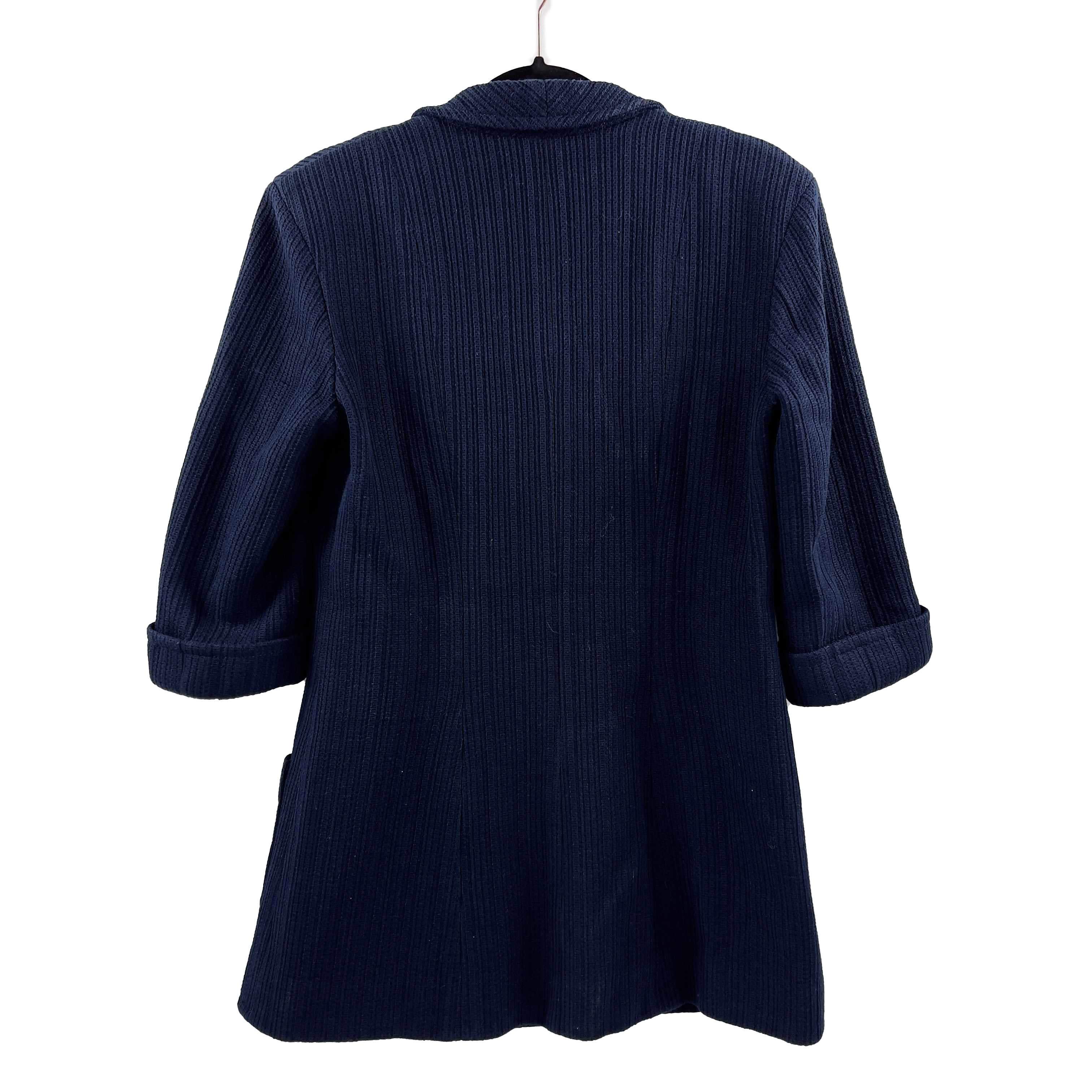 CHANEL - Double Breasted Sweater Blazer - Navy Blue / Silver - FR 38 / US 6

Description

This double breasted textured cotton sweater blazer features three quarter cuffed sleeves, eight CC logo quilted style enamel and metal silvertone buttons, two