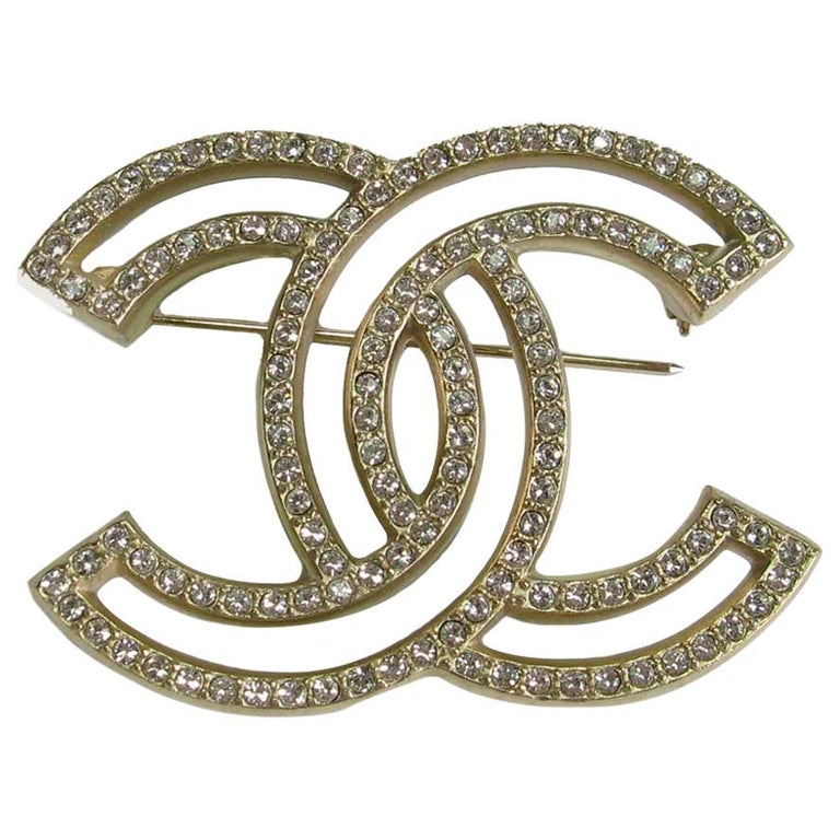 Sold at Auction: CHANEL Made in France Broche double C en métal