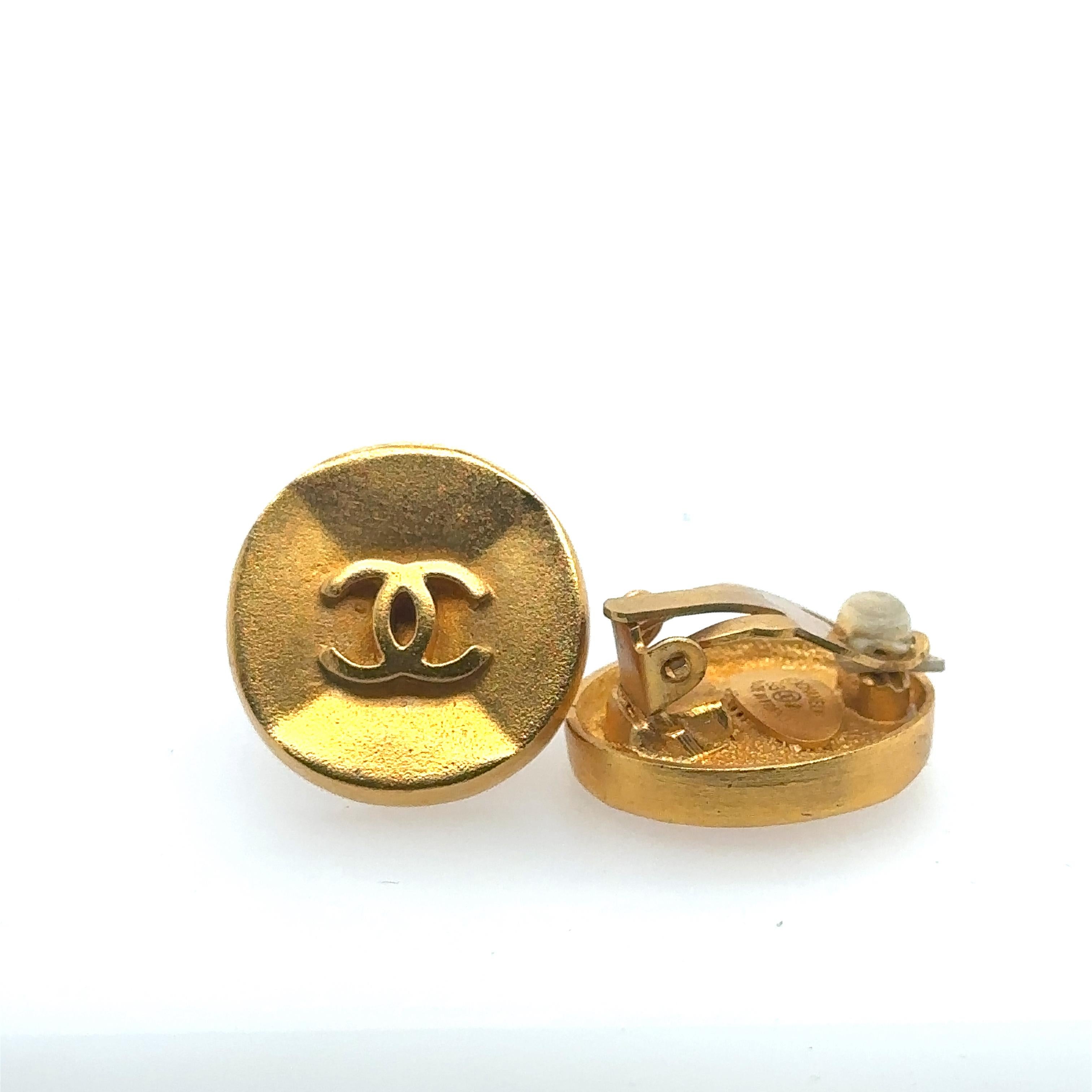 Chanel Double C clip on Earrings In Excellent Condition For Sale In Vaughan, CA