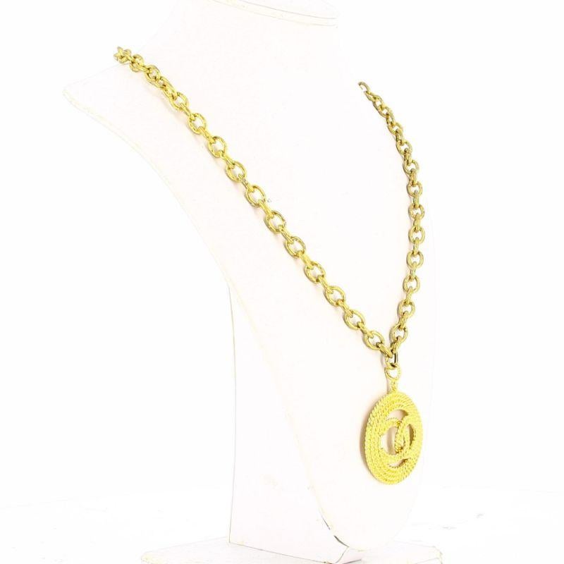 Chanel Double C pendant Necklace

Very good condition, show some light signs of use and wear but nothing visible. A beautiful piece to add in your closet.
Long chanel chain with double C pendant in a rope style.
Gold tone metal hardware
Packaging :