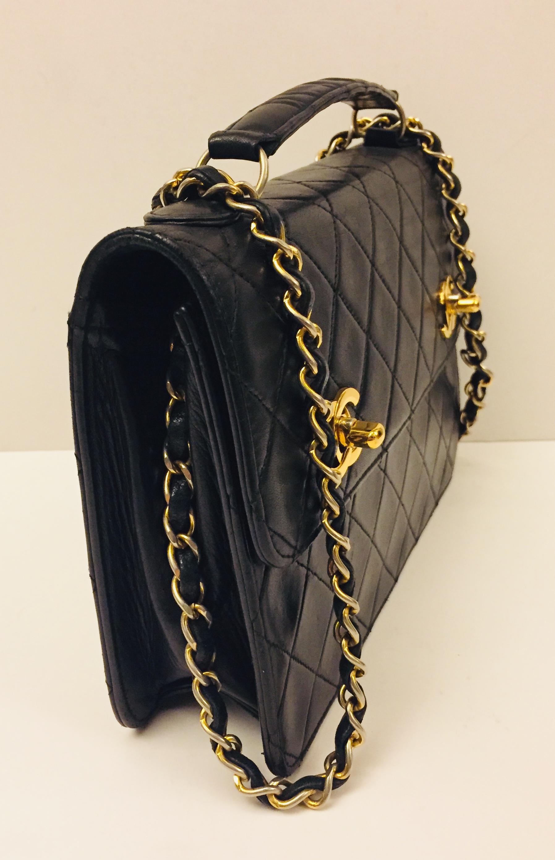 - Vintage Chanel 90s black lambskin double “CC” shoulder bag.  It is a rare gem! 

- measurements: 23cm x 16cm x 5 cm. 40cm drop. 





 