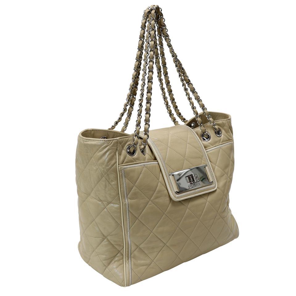 This Chanel elegant diamond quilted lambskin leather bag showcases classic Chanel style with a casual twist perfect for everyday excursions. Crafted from lambskin leather, this chic flap bag features woven-in leather chain strap with leather