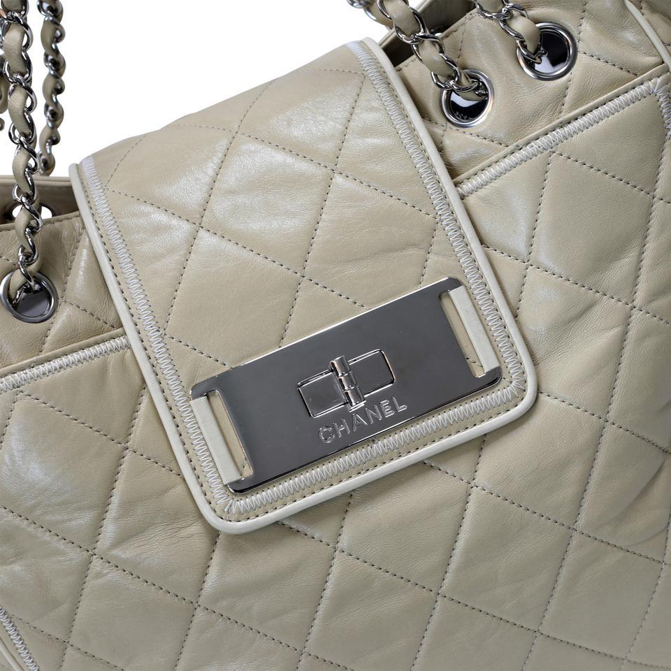 Chanel Double Chain CC Quilted Calfskin Leather Tote CC-B0509P-0002 In Good Condition For Sale In Downey, CA