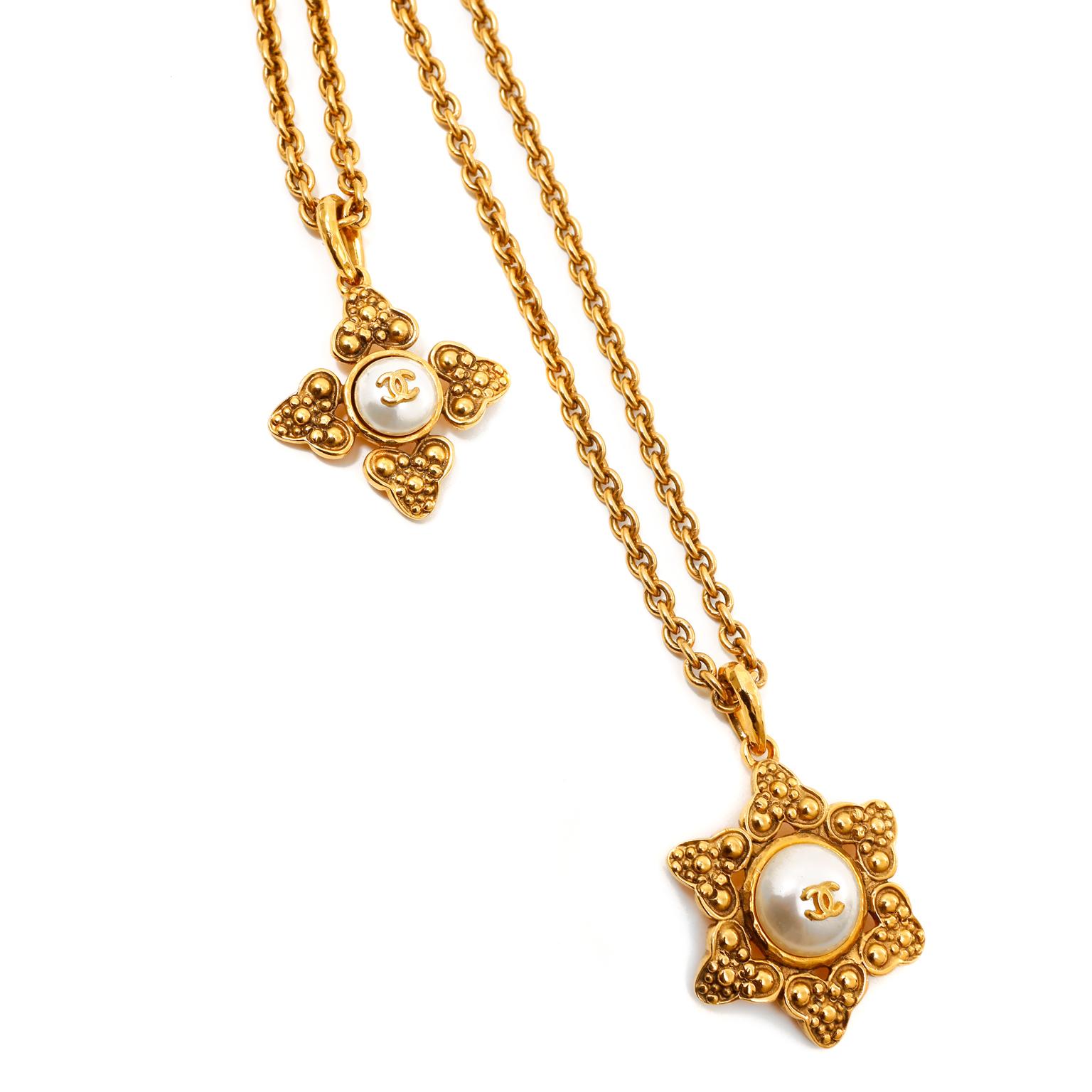 Chanel Collier à double chaîne avec médaillons en perles Bon état - En vente à Palm Beach, FL