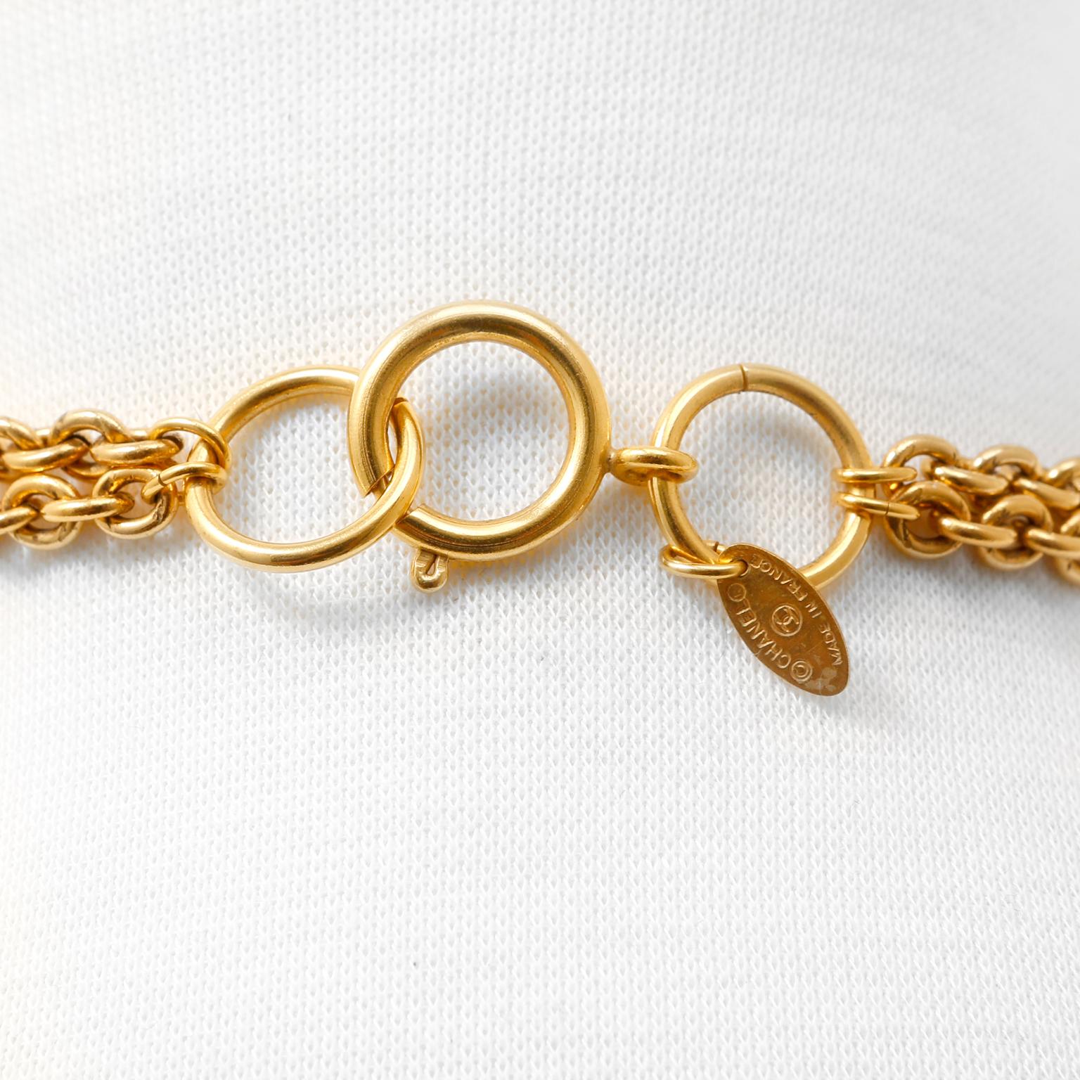 Chanel Collier à double chaîne avec médaillons en perles Pour femmes en vente