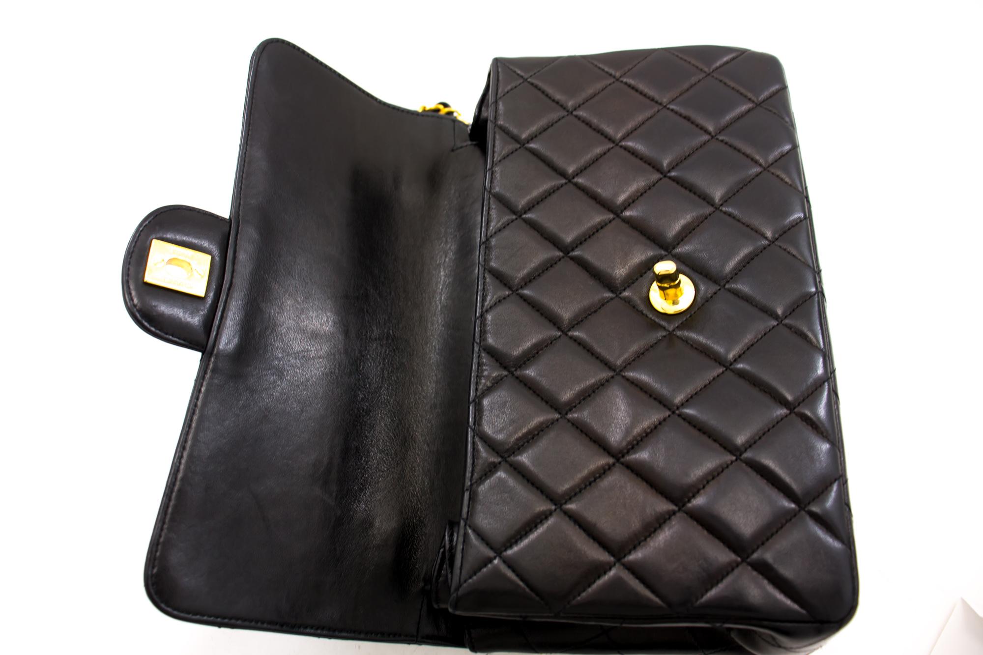CHANEL Borsa a tracolla con catena a doppia faccia W Flap nera trapuntata 5