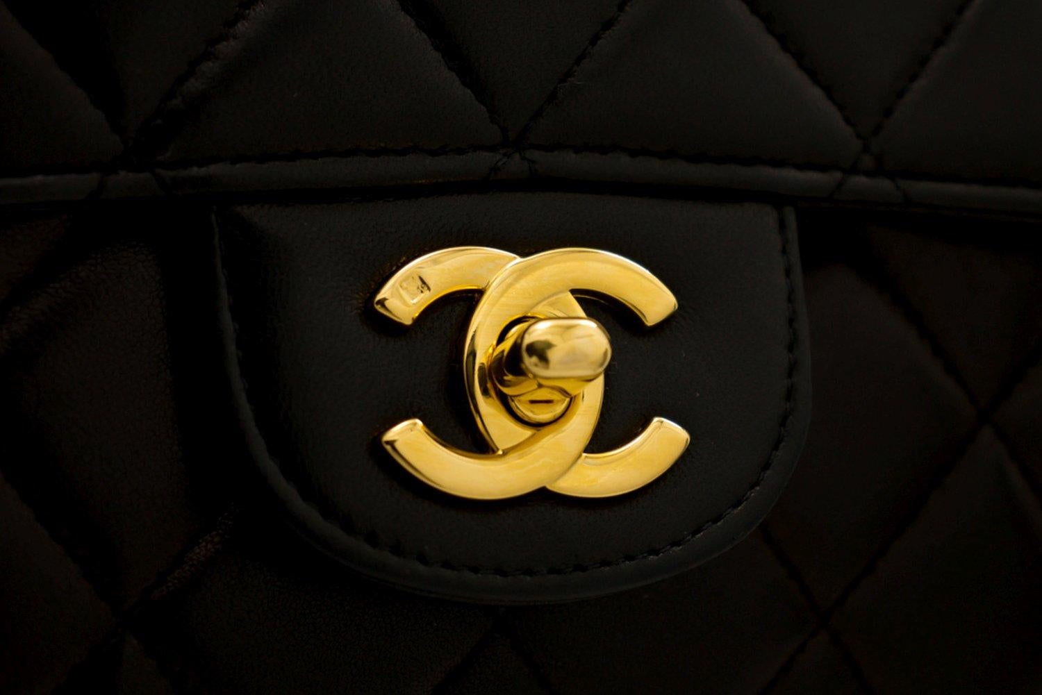 CHANEL Borsa a tracolla con catena a doppia faccia W Flap nera trapuntata 7