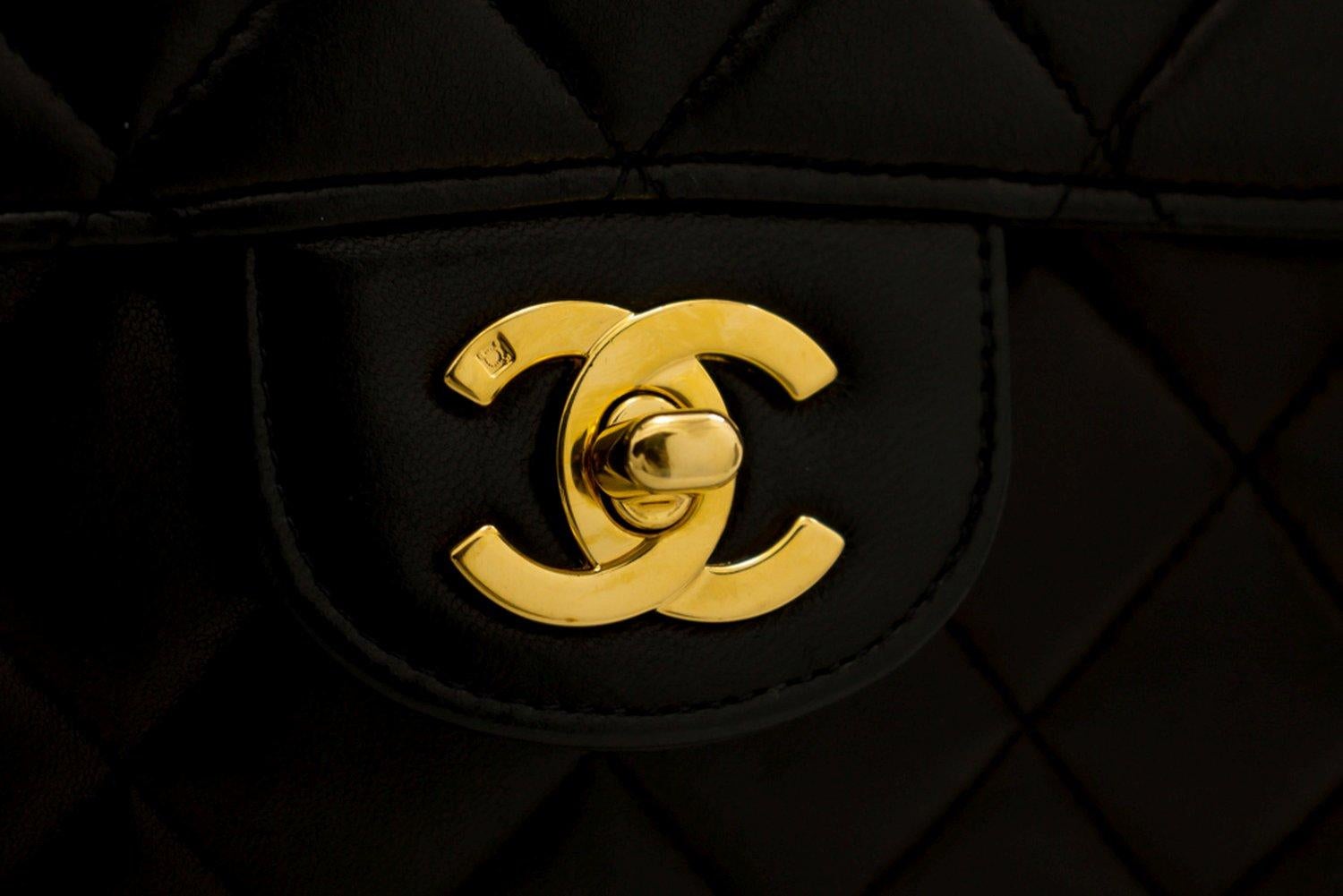 CHANEL Borsa a tracolla con catena a doppia faccia W Flap nera trapuntata 9