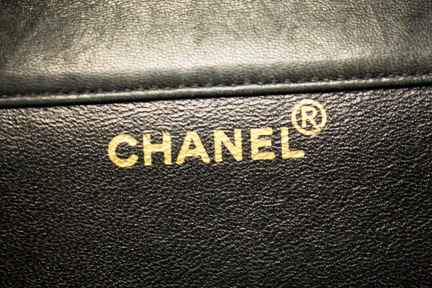CHANEL Borsa a tracolla con catena a doppia faccia W Flap nera trapuntata 12