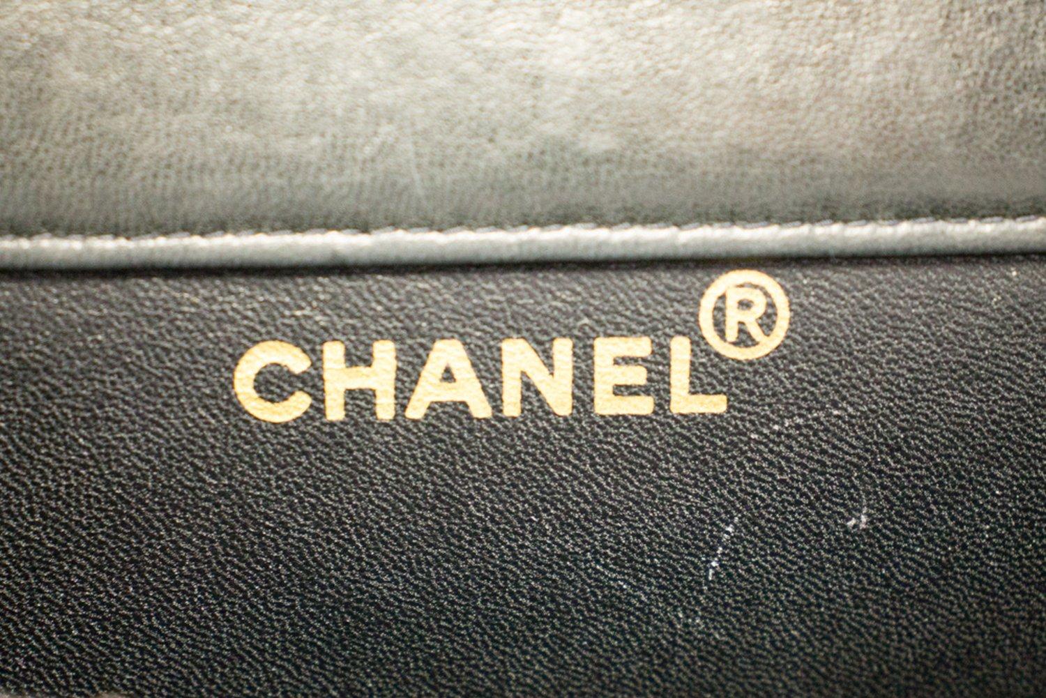 CHANEL Borsa a tracolla con catena a doppia faccia W Flap nera trapuntata 14