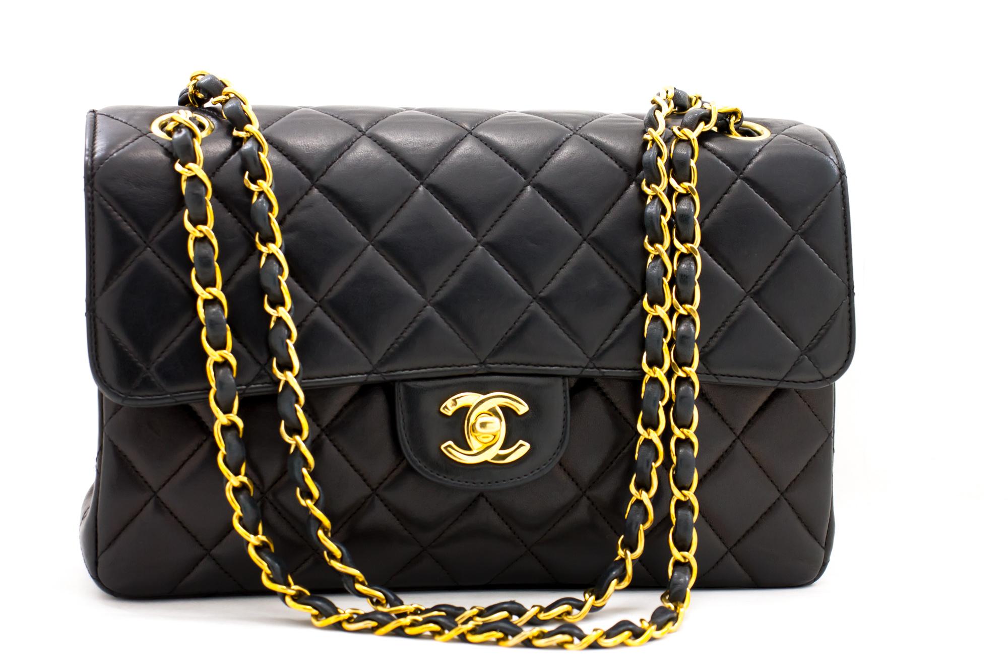 Un'autentica borsa a tracolla CHANEL Double Faces W Sided Chain Black Quilted Flap. Il colore è nero. Il materiale esterno è la pelle. Il modello è solido. Questo articolo è Vintage / Classico. L'anno di produzione sarebbe il 1996-1997.
Condizioni e