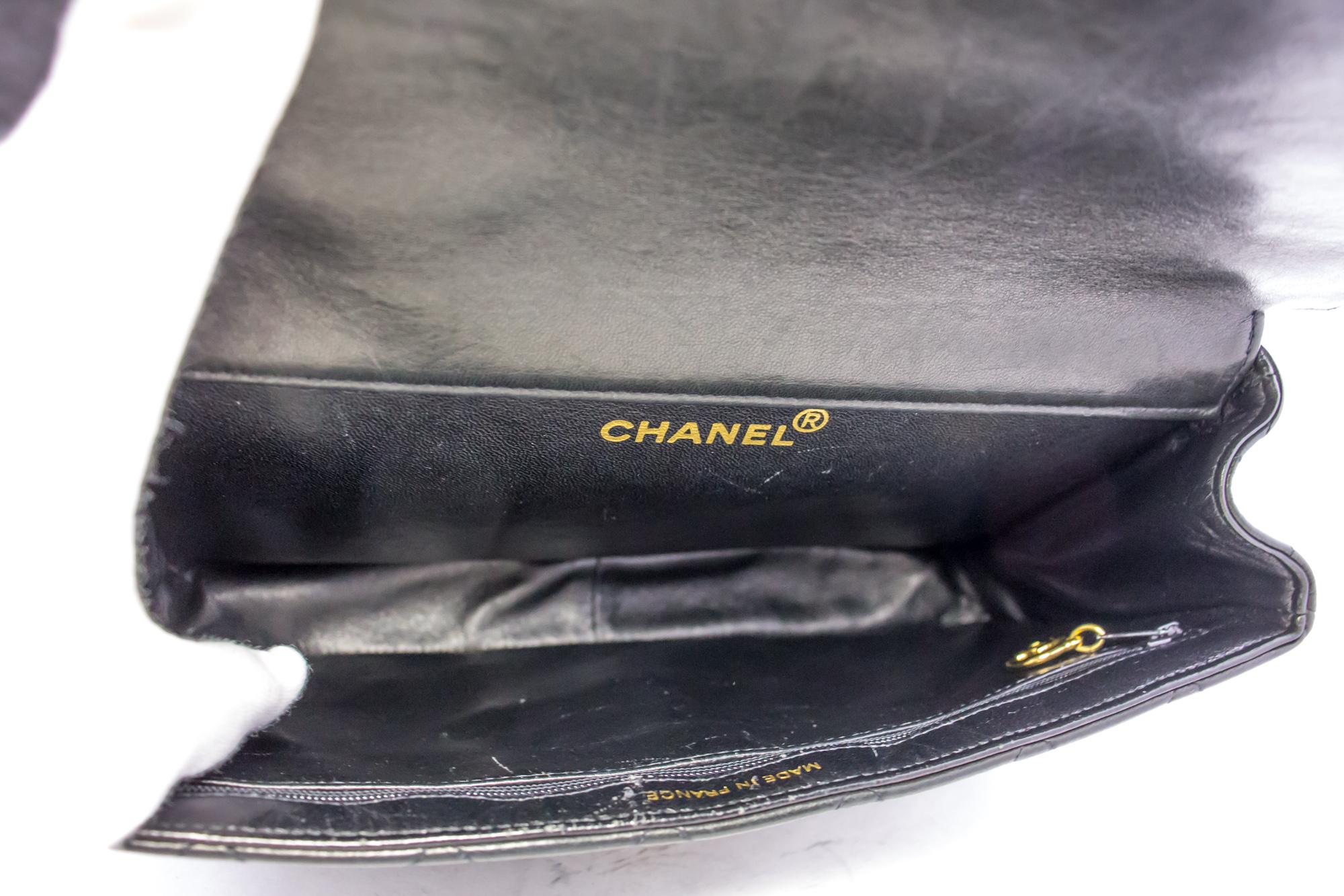 CHANEL Borsa a tracolla con catena a doppia faccia W Flap nera trapuntata 4
