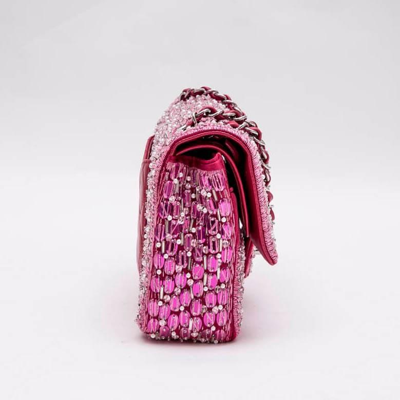 Chanel Couture double flap bag, Limited Edition, in smooth lambskin lined with iridescent fuchsia and embroidered on silk with satin tubes, pearls and pearls. Hardware in palladium silver metal. The interior is lined entirely in iridescent fuchsia