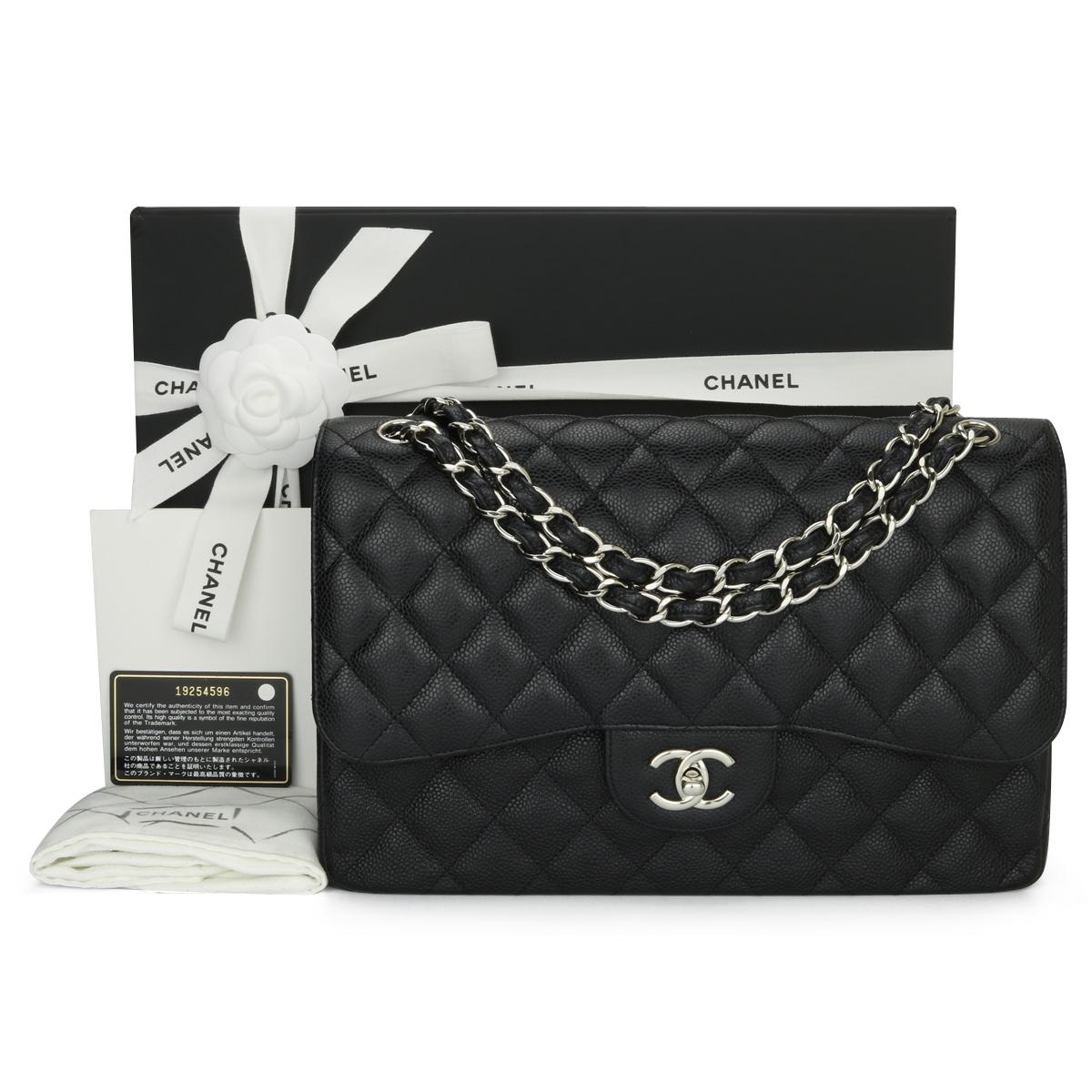 CHANEL Classic Double Flap Jumbo Bag Black Caviar mit Silberbeschlägen 2014.

Diese atemberaubende Tasche ist in ausgezeichnetem Zustand, die Tasche hat noch ihre ursprüngliche Form, und die Hardware ist noch sehr glänzend.

- Äußerer Zustand: