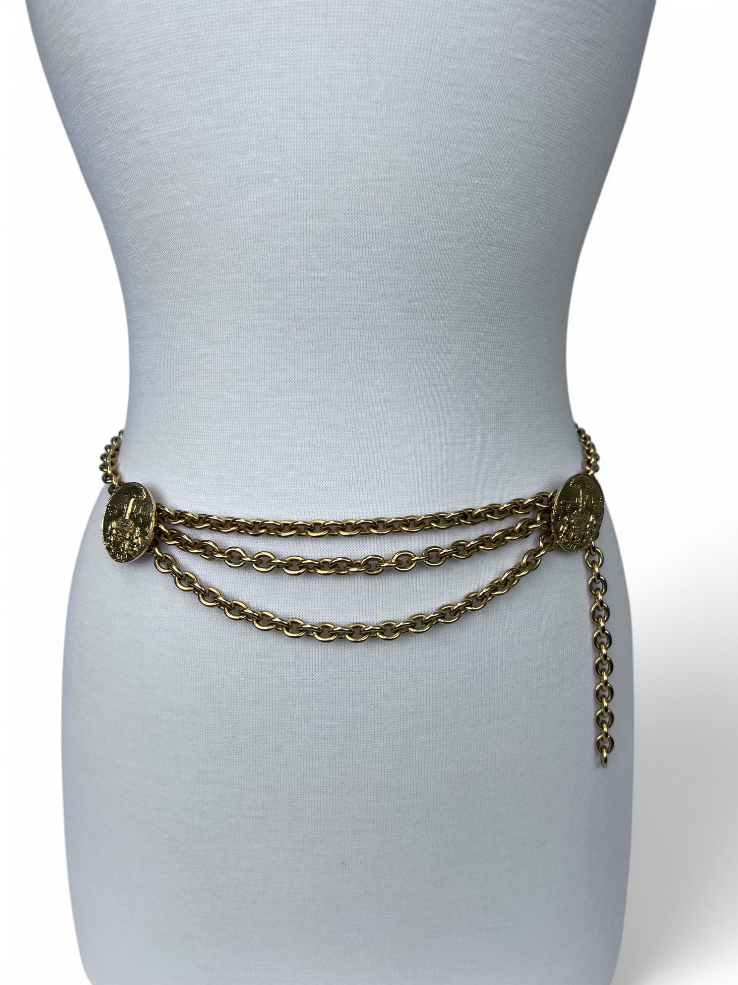 Cette superbe ceinture en chaîne à double médaillon de Chanel est une pièce intemporelle qui incarne l'élégance et le savoir-faire de la marque. Dotée d'une chaîne en métal doré, la ceinture est ornée de deux médaillons aux détails complexes. La