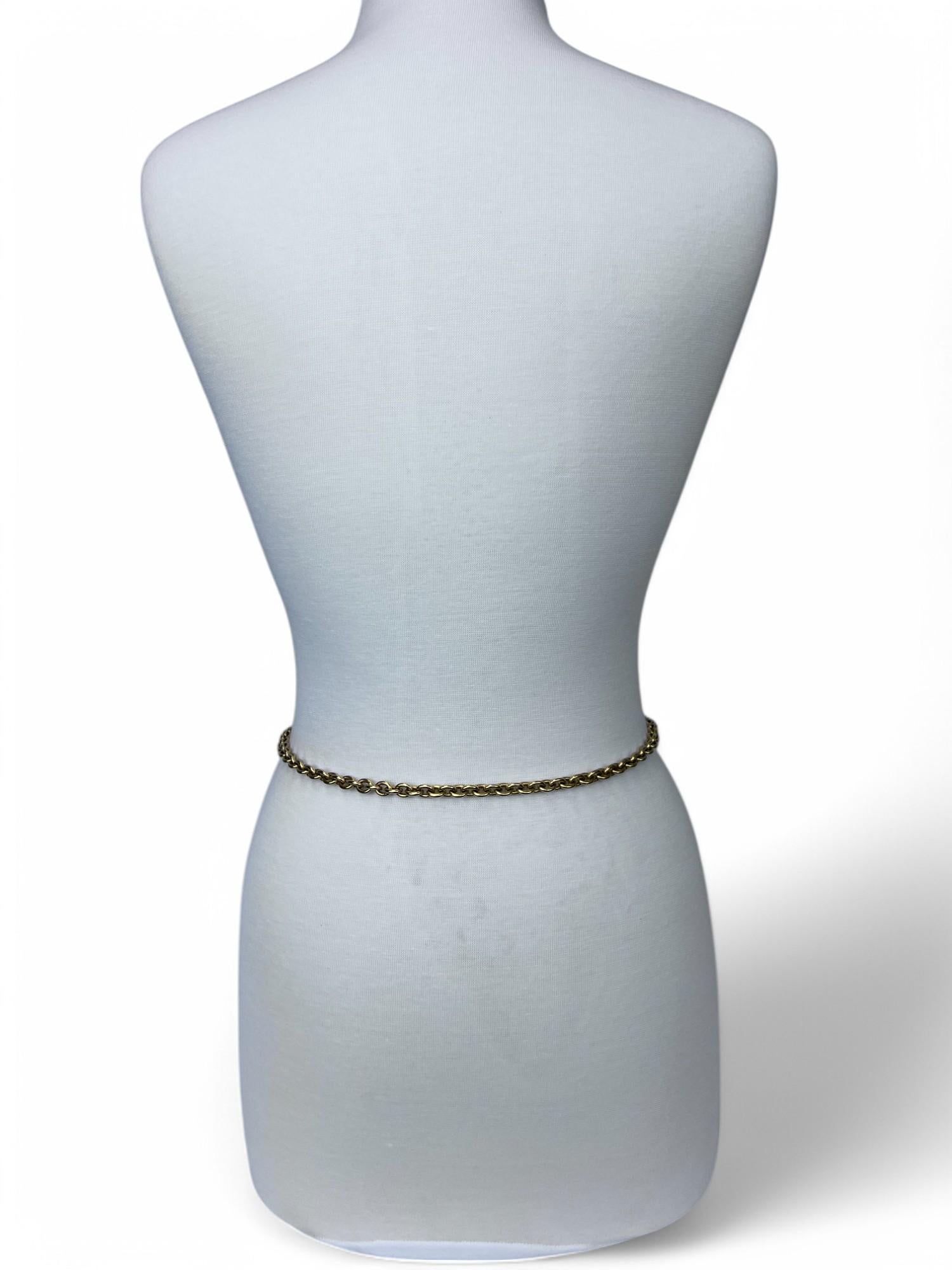 Ceinture Chanel à double médaillon en vente 2