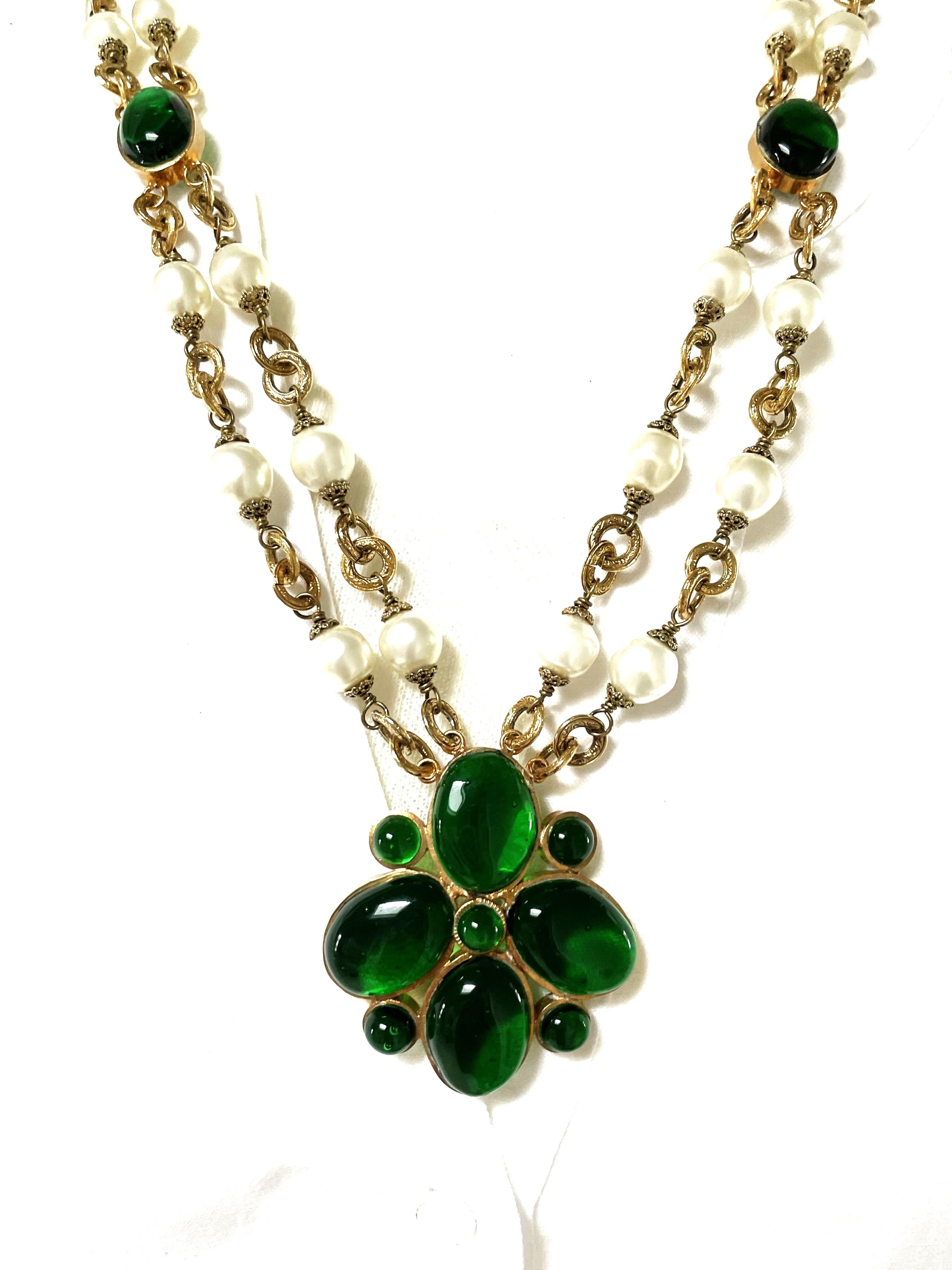 Moderne Collier double CHANEL  Pendentif à fleurs en verre Gripoix vert avec perles, 1991   en vente