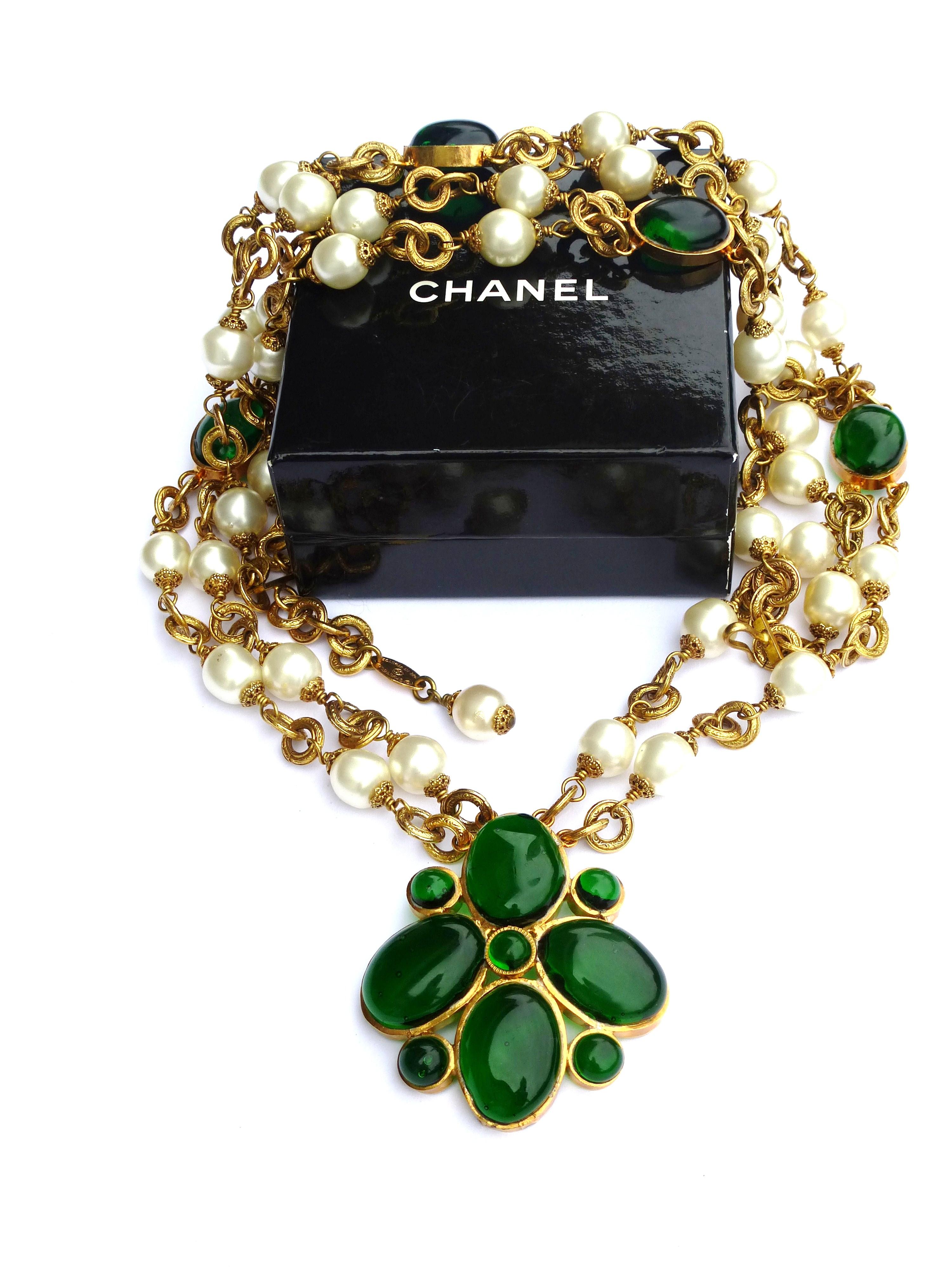 CHANEL double necklace  with green Gripoix glass flower pendant, pearls, 1991'   In Excellent Condition For Sale In Stuttgart, DE