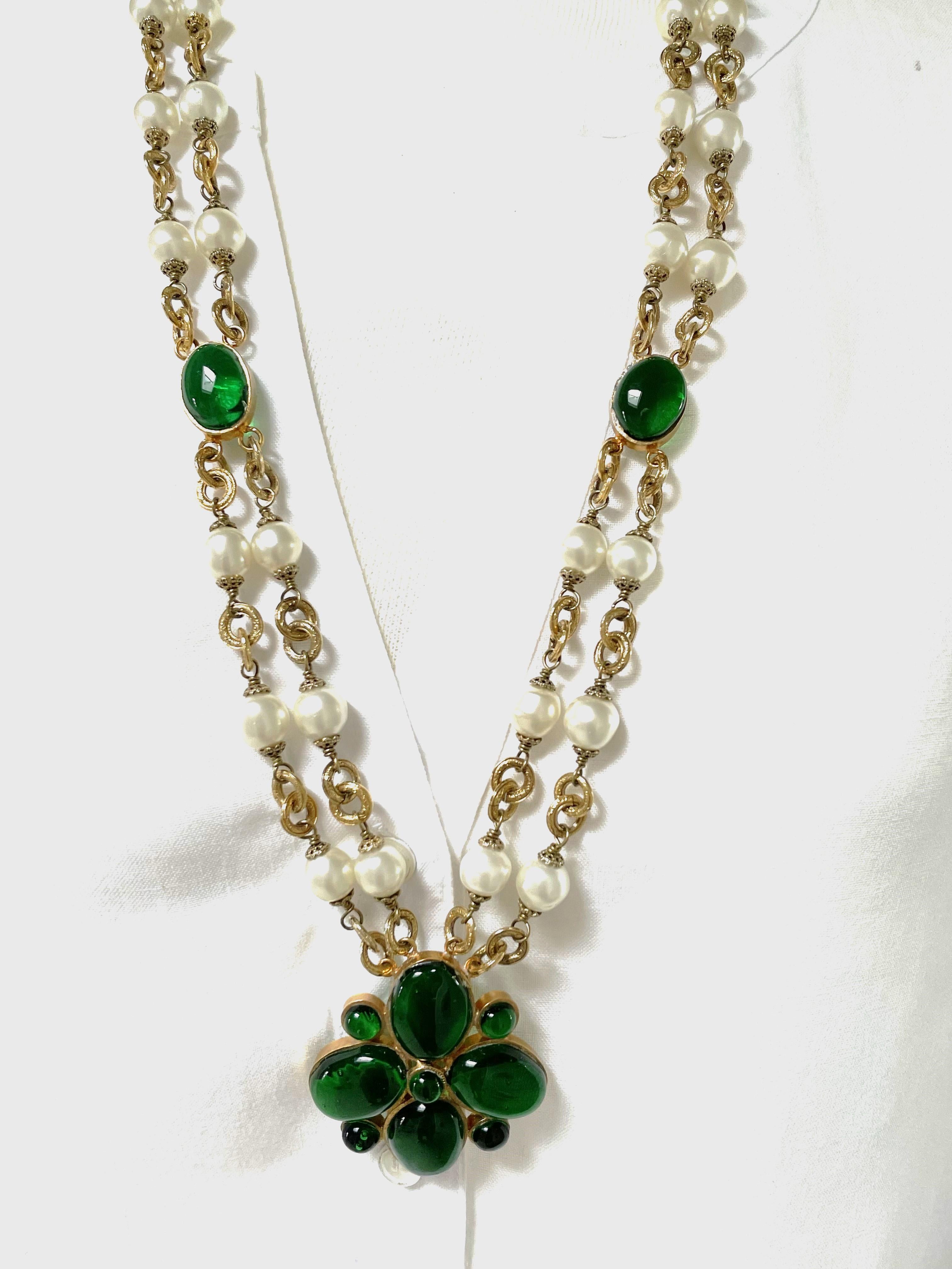Collier double CHANEL  Pendentif à fleurs en verre Gripoix vert avec perles, 1991   en vente 1
