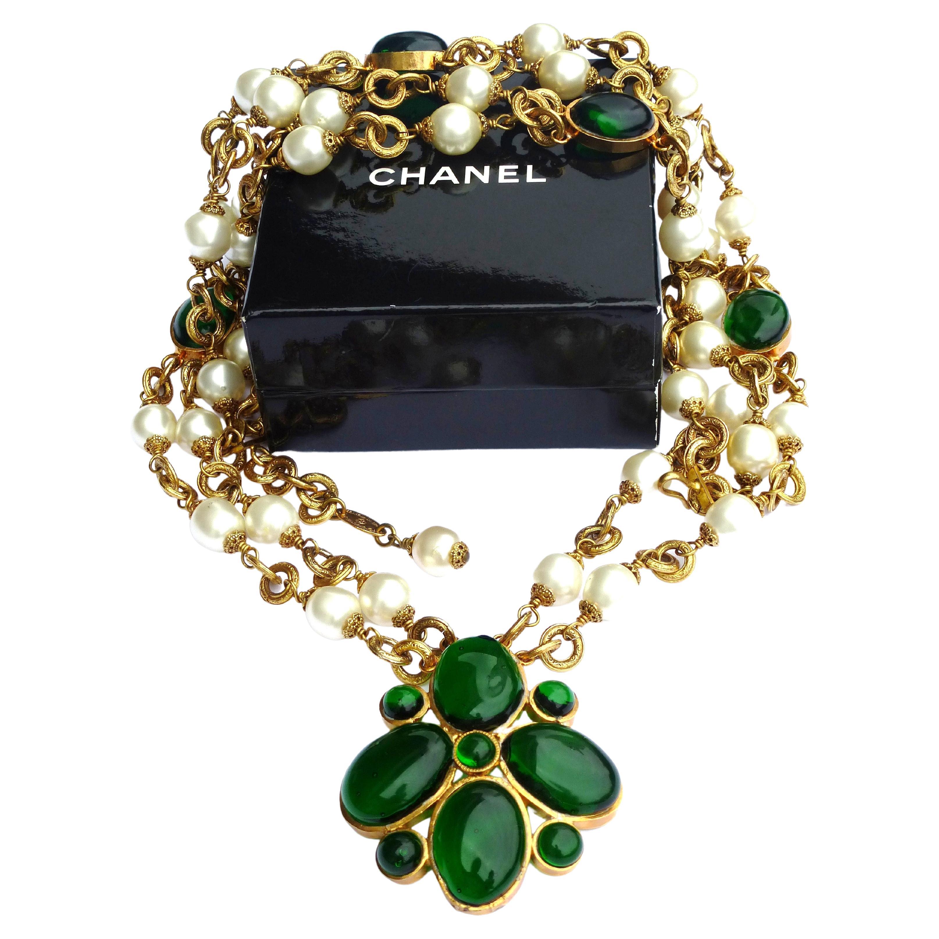 Collier double CHANEL  Pendentif à fleurs en verre Gripoix vert avec perles, 1991   en vente