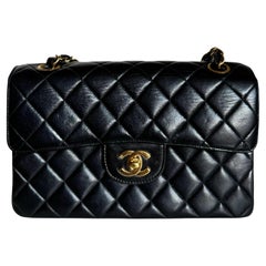 Chanel con patta a doppia faccia in pelle di agnello nera con finiture in oro 24k, 1996-1997