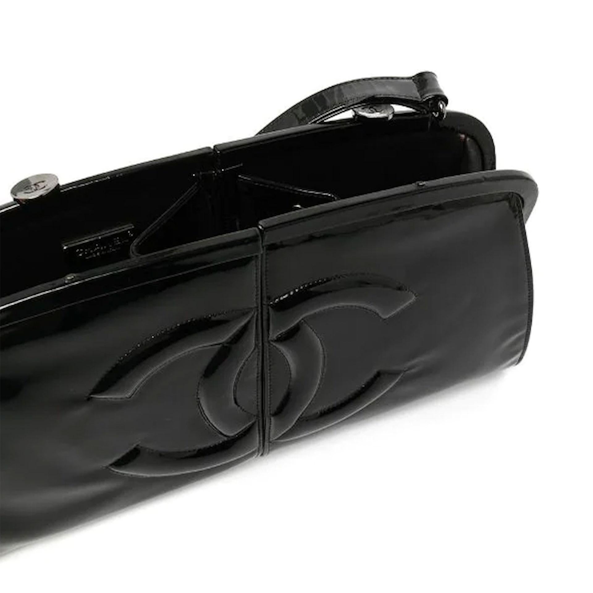 Chanel 2007 - Double Twin Split Frame Runway - Sac de sport en cuir verni noir en vente 4