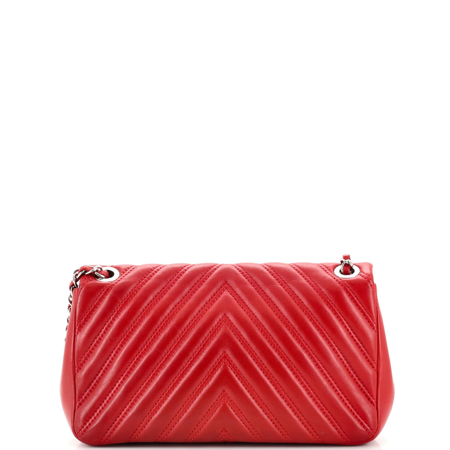 Chanel Double Stitch Flap Bag Chevron Lambskin Medium In Good Condition For Sale In NY, NY
