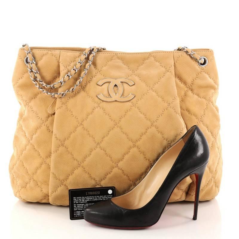 This authentic Chanel Double Stitch Hampton Shoulder Bag Quilted Nubuck Large is a casual-cool bag perfect for everyday use. Crafted from light brown nubuck with double stitched puffy quilting, this shoulder bag features woven-in leather chain