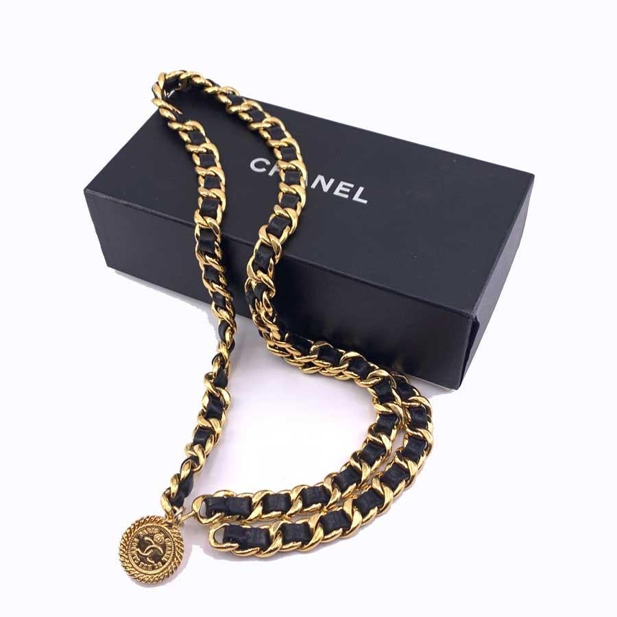 The belt is a vintage classic from Maison CHANEL. The famous combination of gold metal and intertwined black leather gives it a special signature that has marked the history of fashion. Always up to date, you can wear it on all occasions, in your