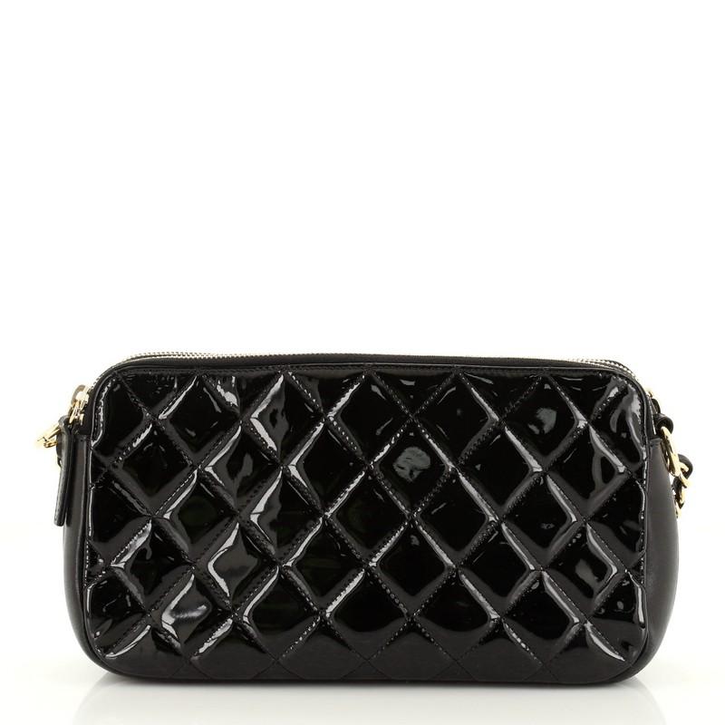 Chanel Pochette con doppia zip e catena con brevetto trapuntato medio In condizioni buone a NY, NY