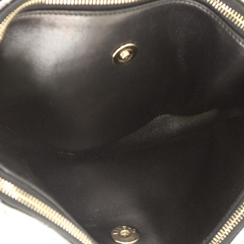 Chanel Pochette con doppia zip e catena con brevetto trapuntato medio 1