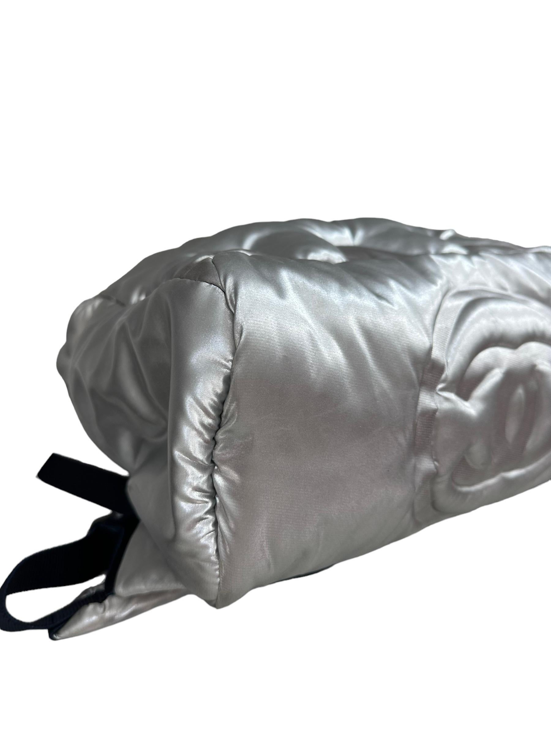 Sac à dos Chanel Doudone en nylon et tissu argenté en vente 11