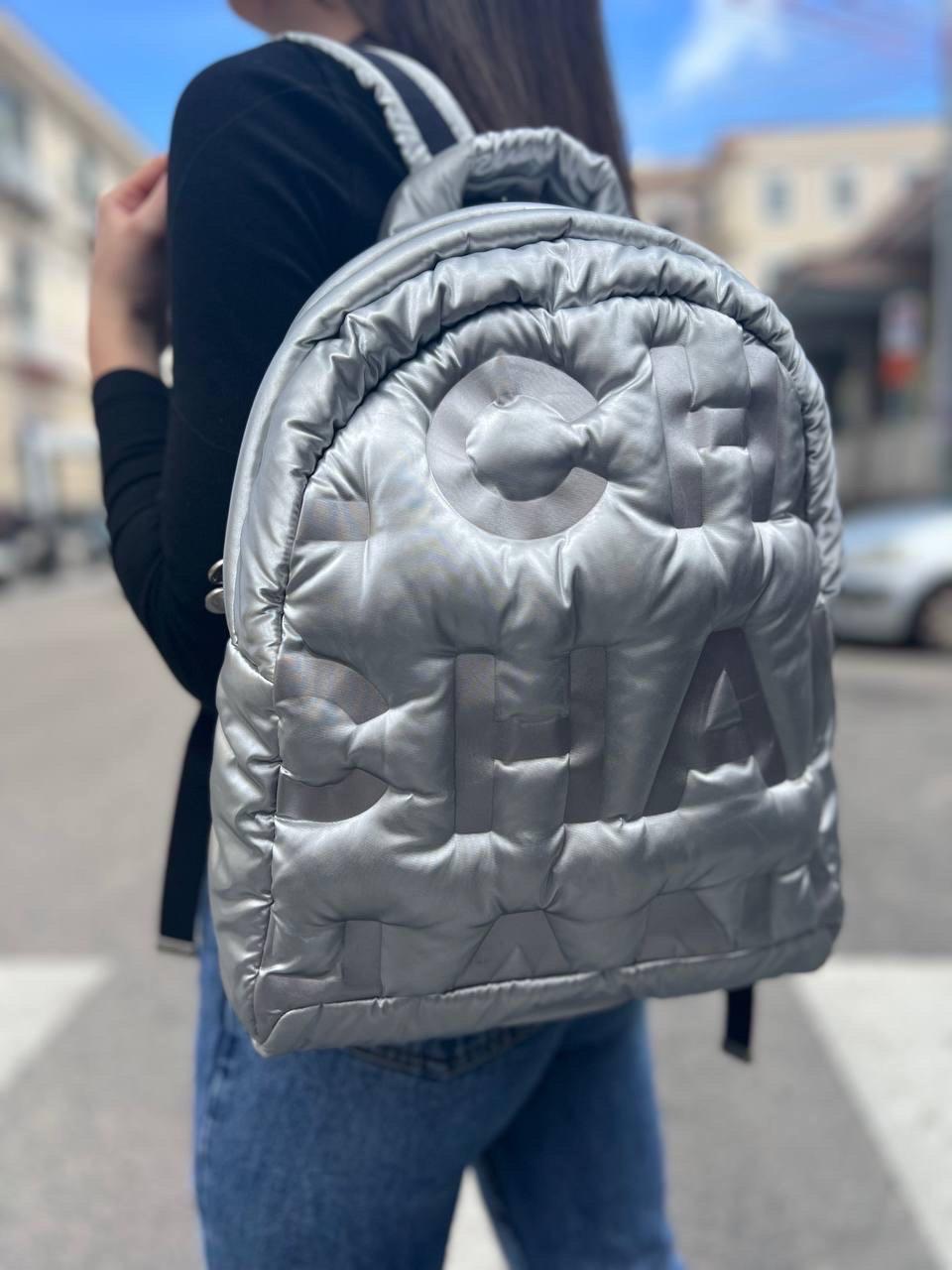 Chanel padded backpack, Doudone model, made of silver-colored nylon with black fabric trim, ''CHANEL'' logo and silver hardware. Equipped with a double zip closure, internally lined in black nylon, very roomy. Equipped with double adjustable padded