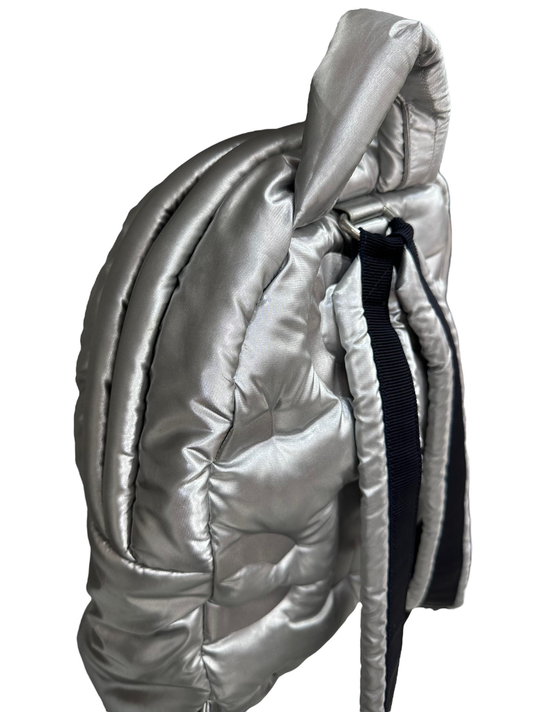 Sac à dos Chanel Doudone en nylon et tissu argenté en vente 4