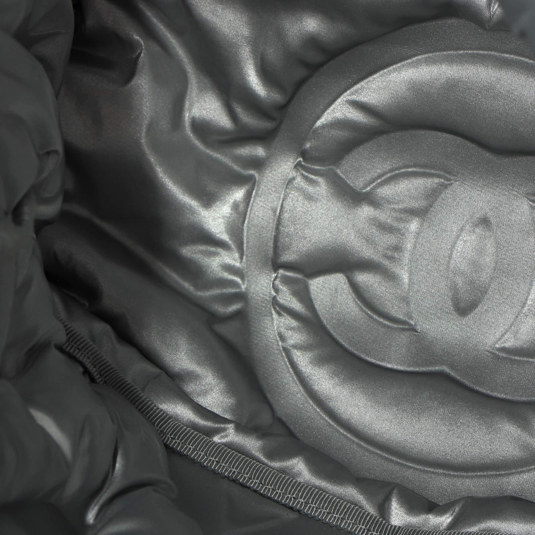 Sac à dos Doudoune Chanel en nylon gaufré Moyen Bon état à NY, NY