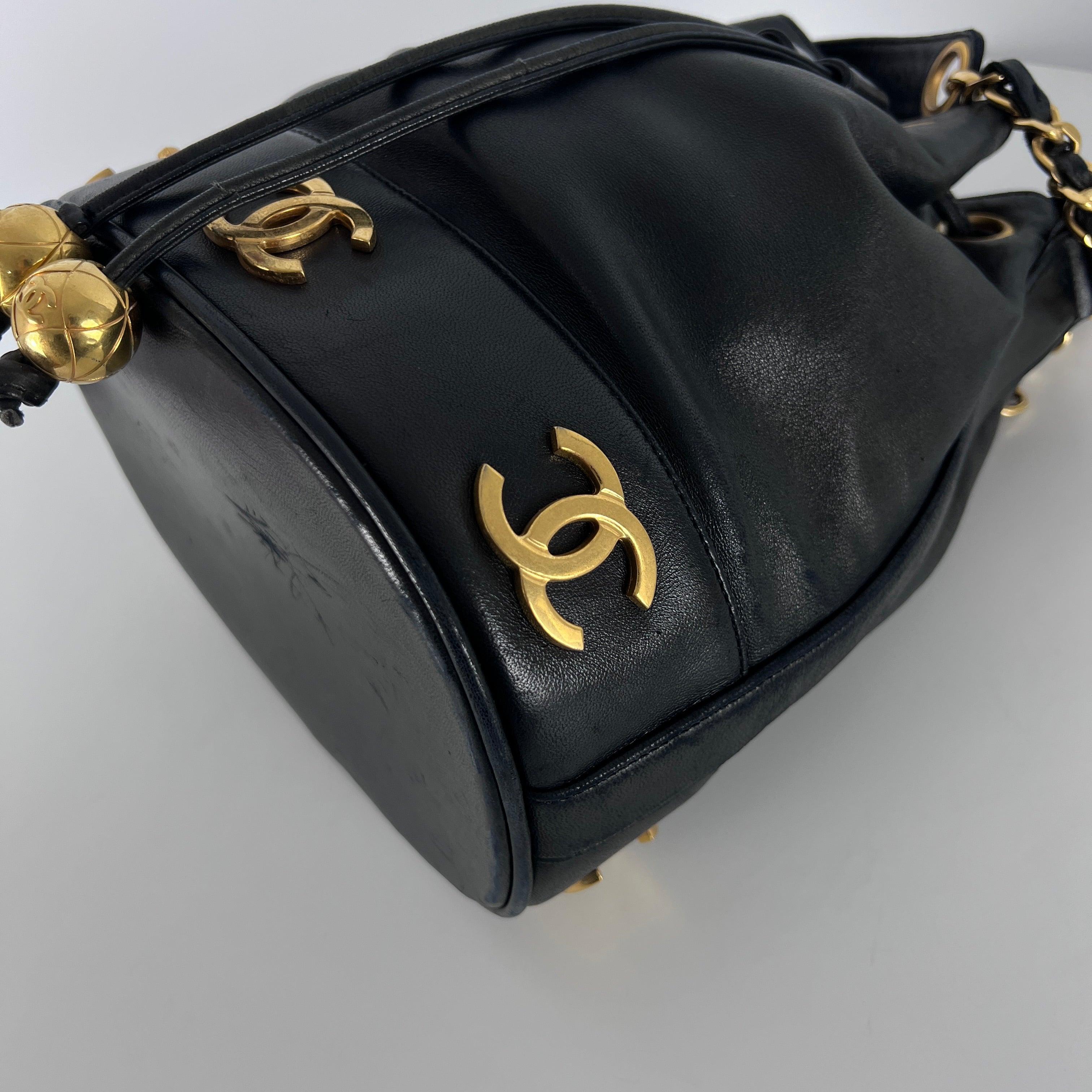 CHANEL Drawstring Bucket Bag Black Lambskin 1990s Collection en vente 5