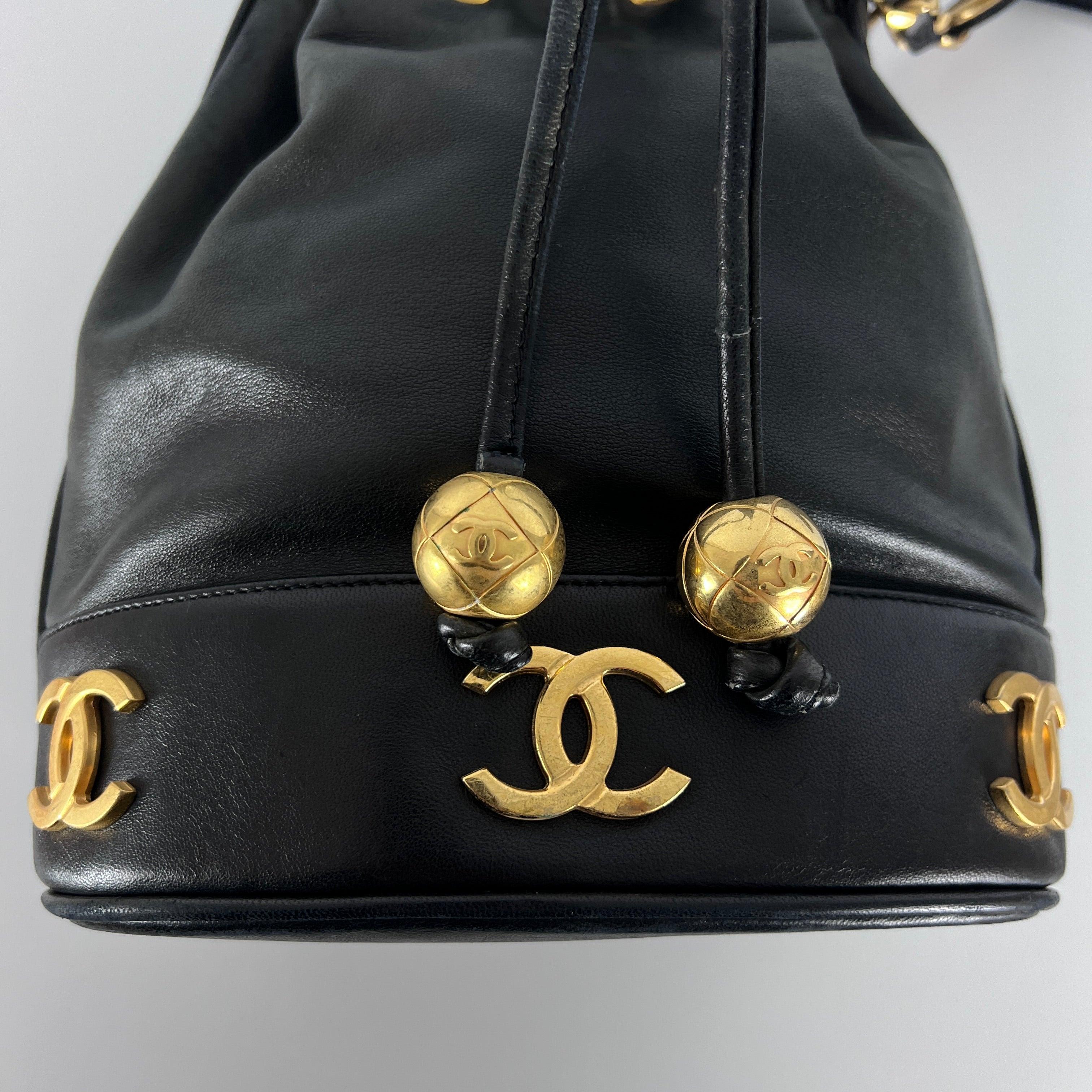 CHANEL Drawstring Bucket Bag Black Lambskin 1990s Collection en vente 6