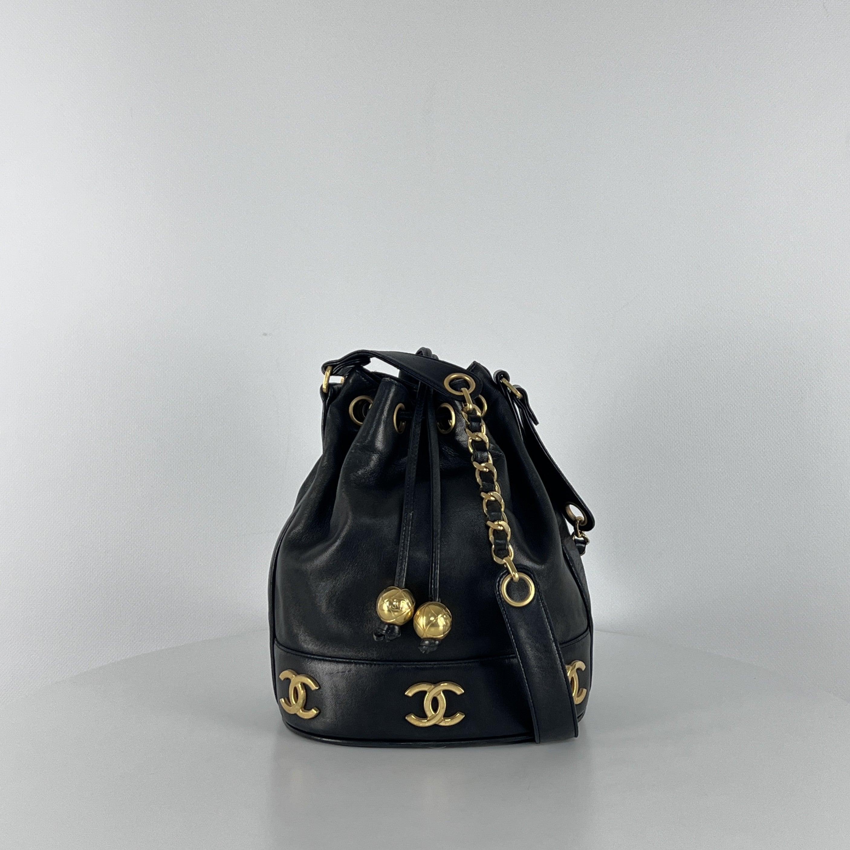Noir CHANEL Drawstring Bucket Bag Black Lambskin 1990s Collection en vente