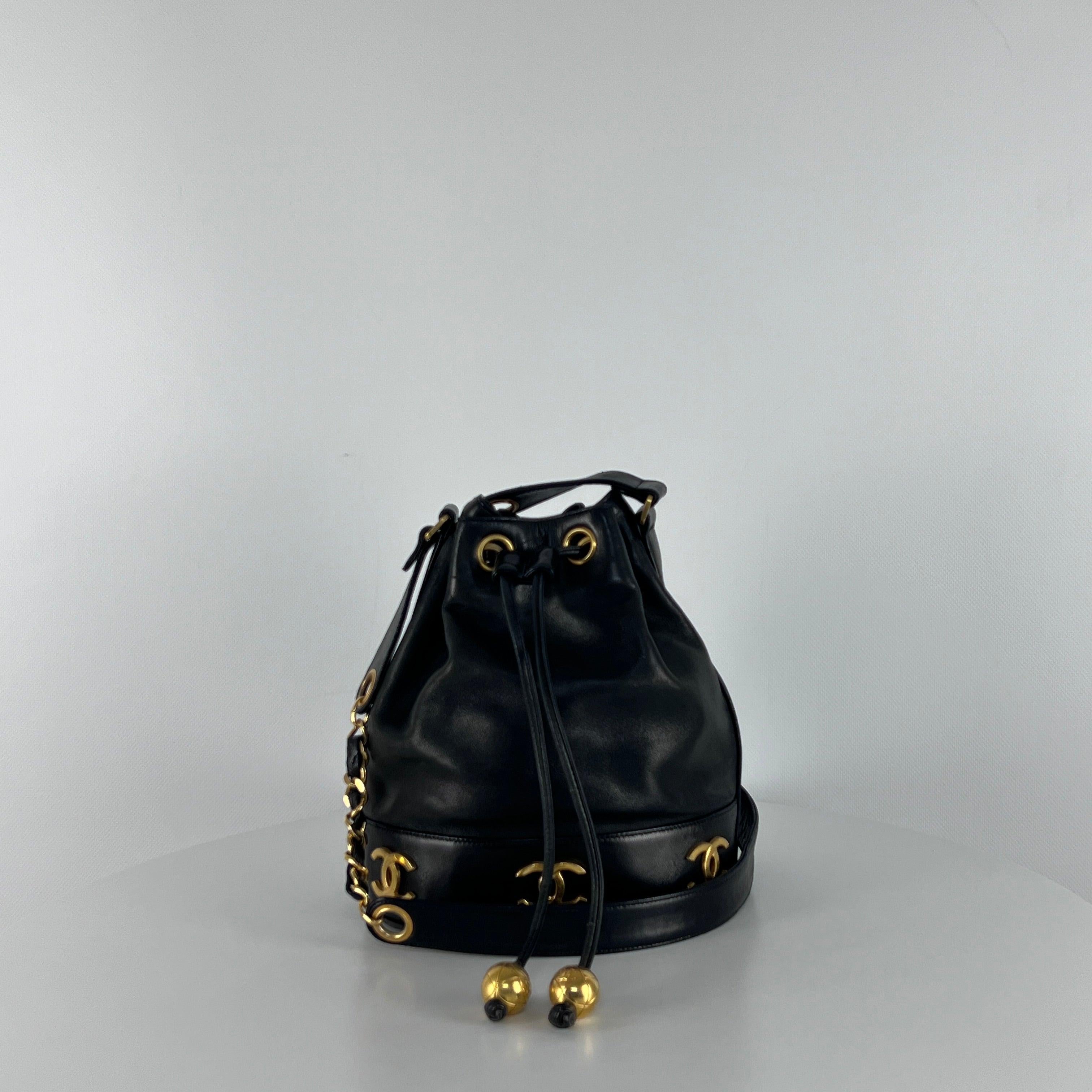 CHANEL Drawstring Bucket Bag Black Lambskin 1990s Collection Bon état - En vente à SAINT-OUEN-SUR-SEINE, FR