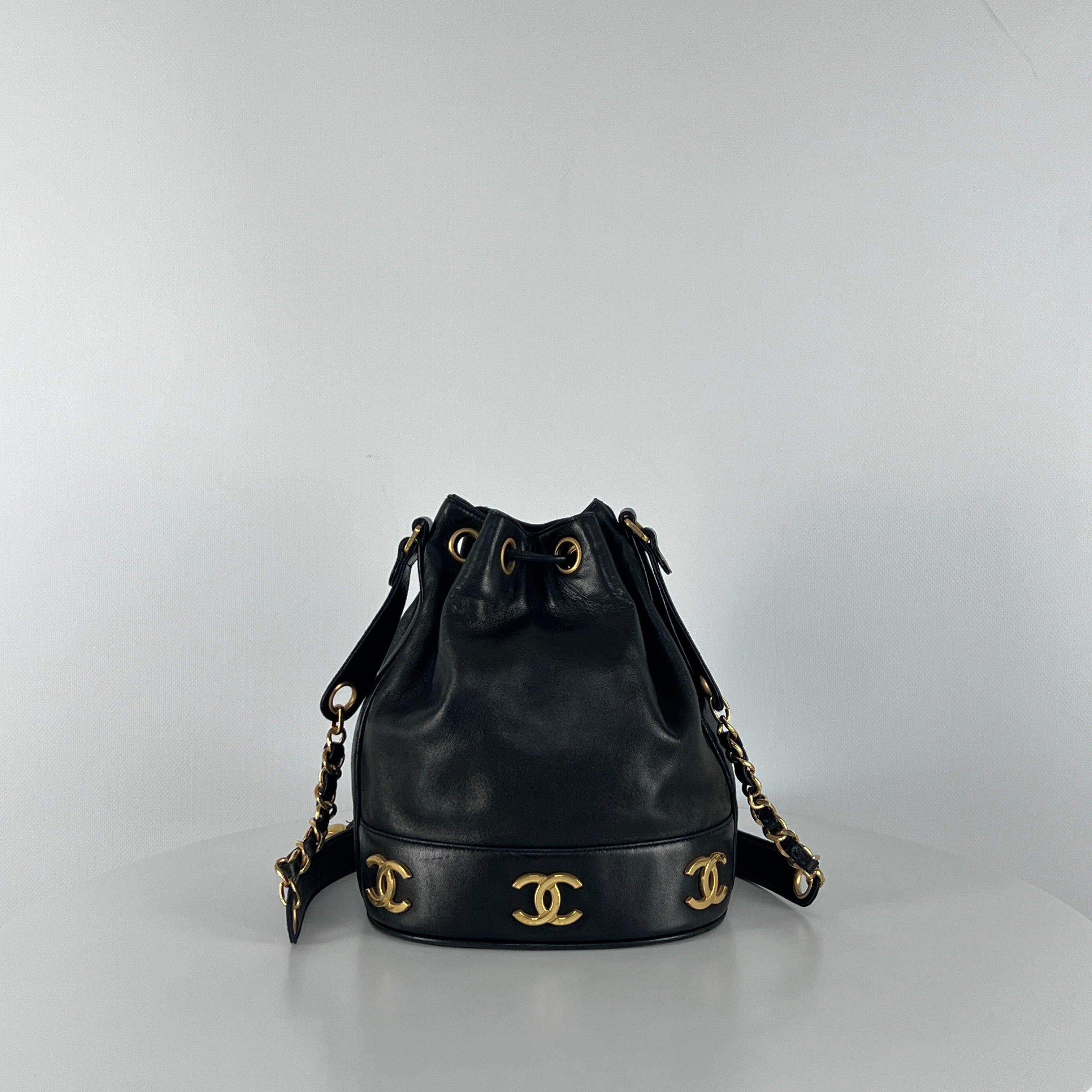 CHANEL Drawstring Bucket Bag Black Lambskin 1990s Collection Unisexe en vente