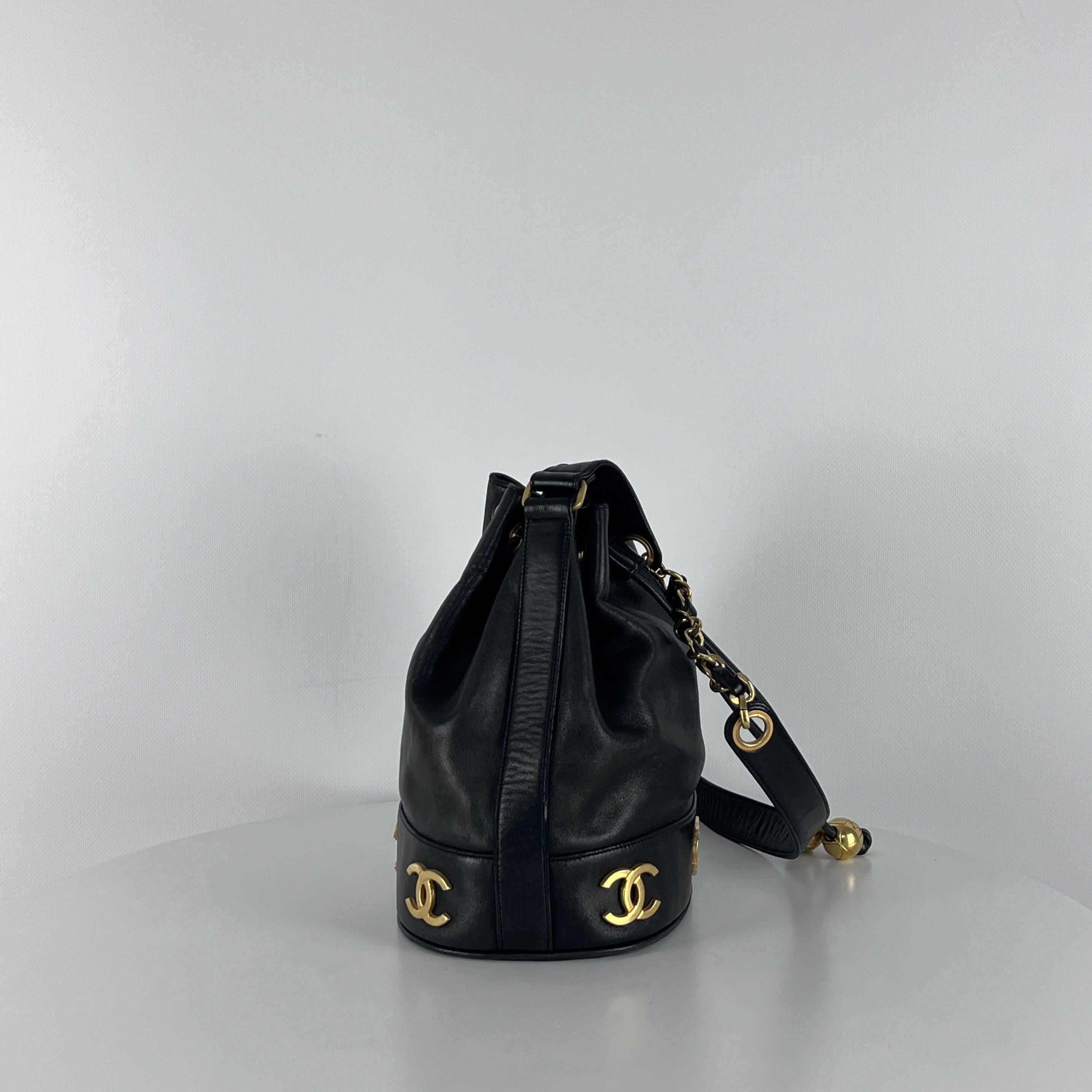 CHANEL Drawstring Bucket Bag Black Lambskin 1990s Collection en vente 1