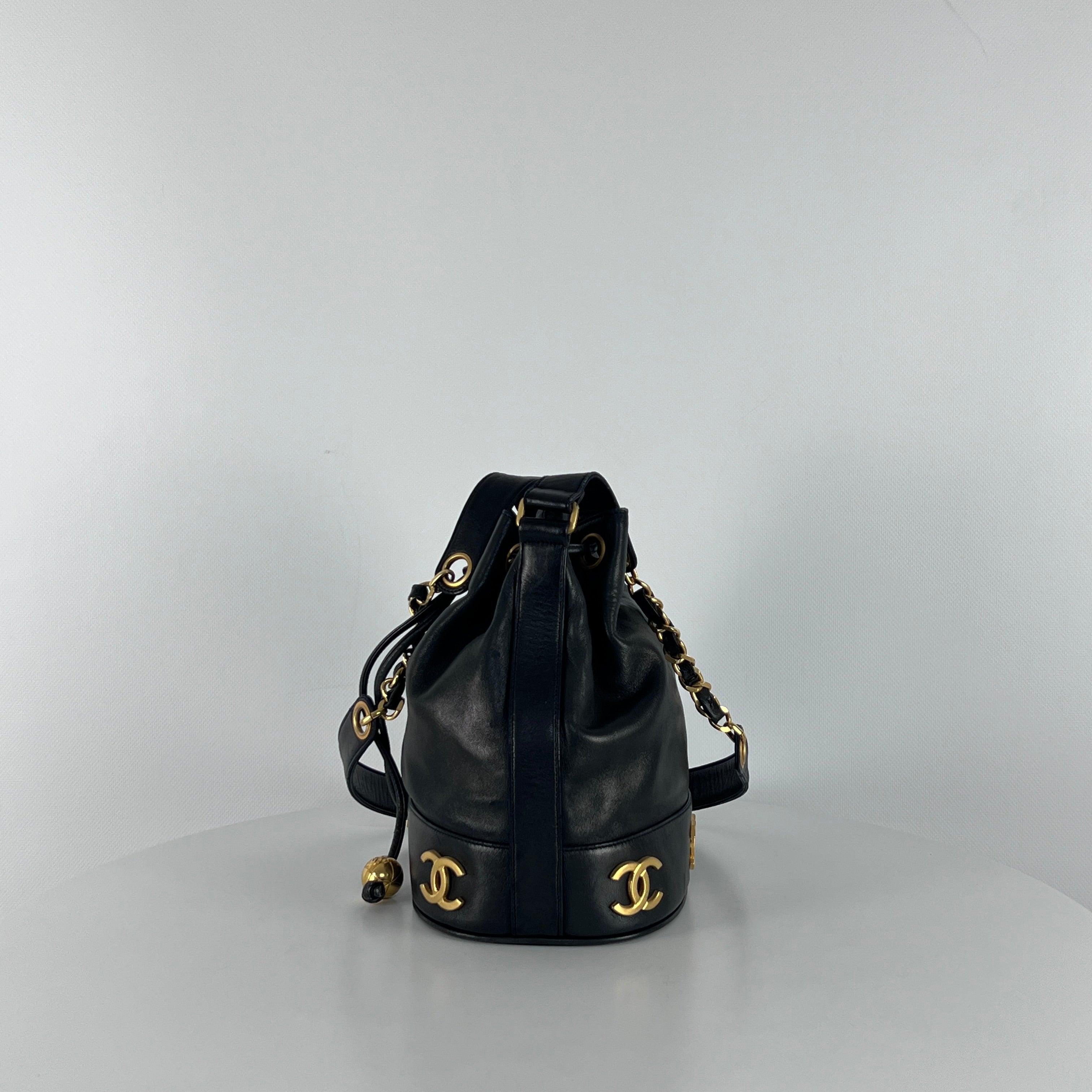 CHANEL Drawstring Bucket Bag Black Lambskin 1990s Collection en vente 2