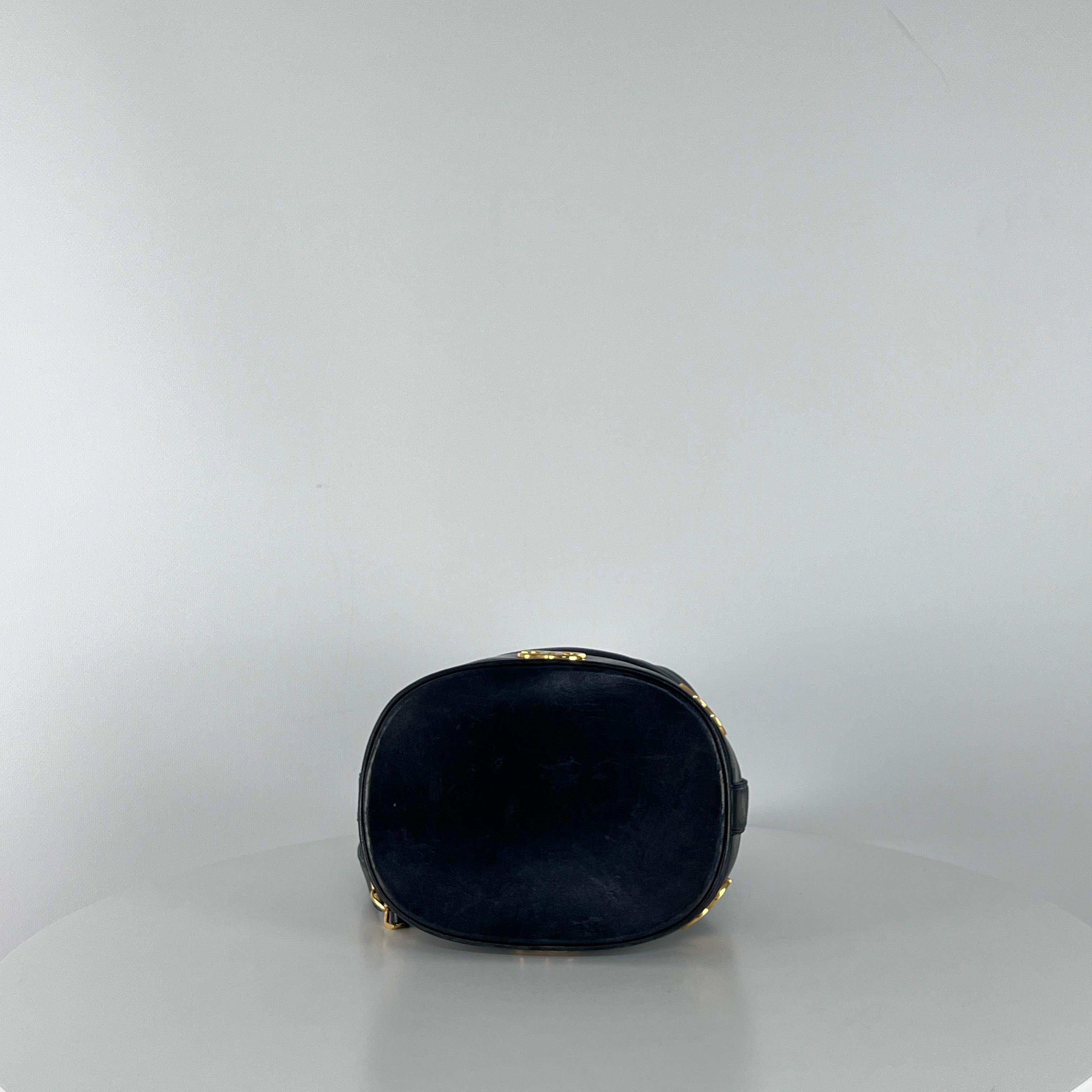 CHANEL Drawstring Bucket Bag Black Lambskin 1990s Collection en vente 3