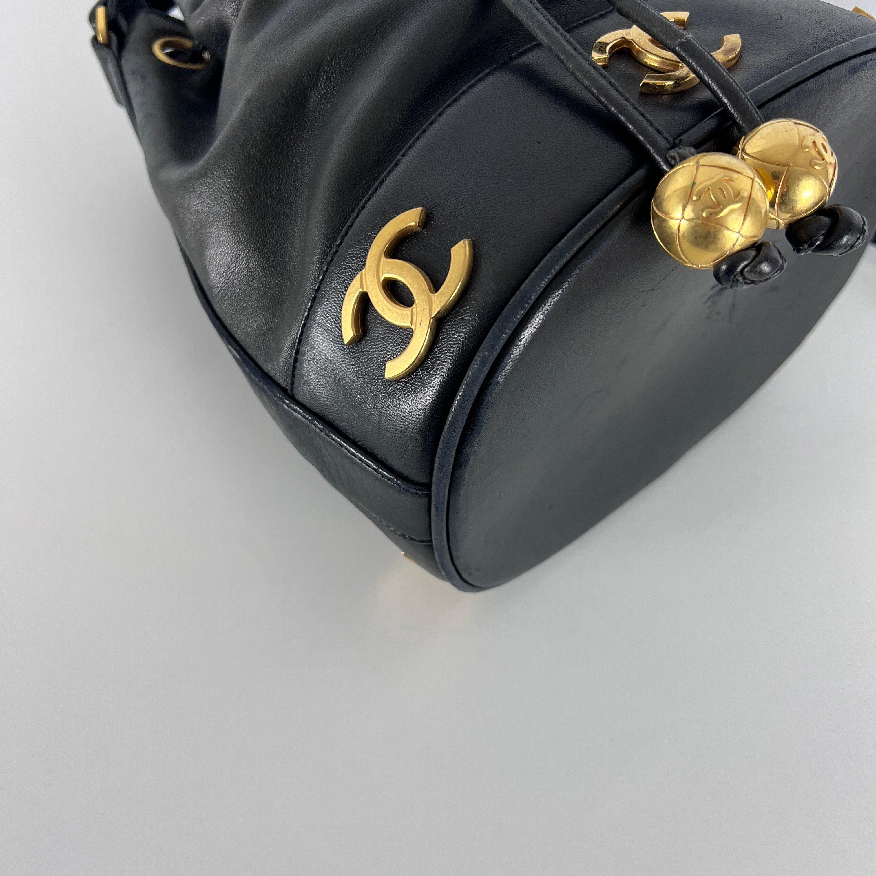 CHANEL Drawstring Bucket Bag Black Lambskin 1990s Collection en vente 4