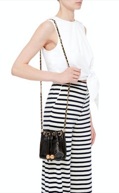 Chanel Kordelzug Bucket Caviar Mini Schwarze Cross Body Bag aus Lammfell mit Kordelzug