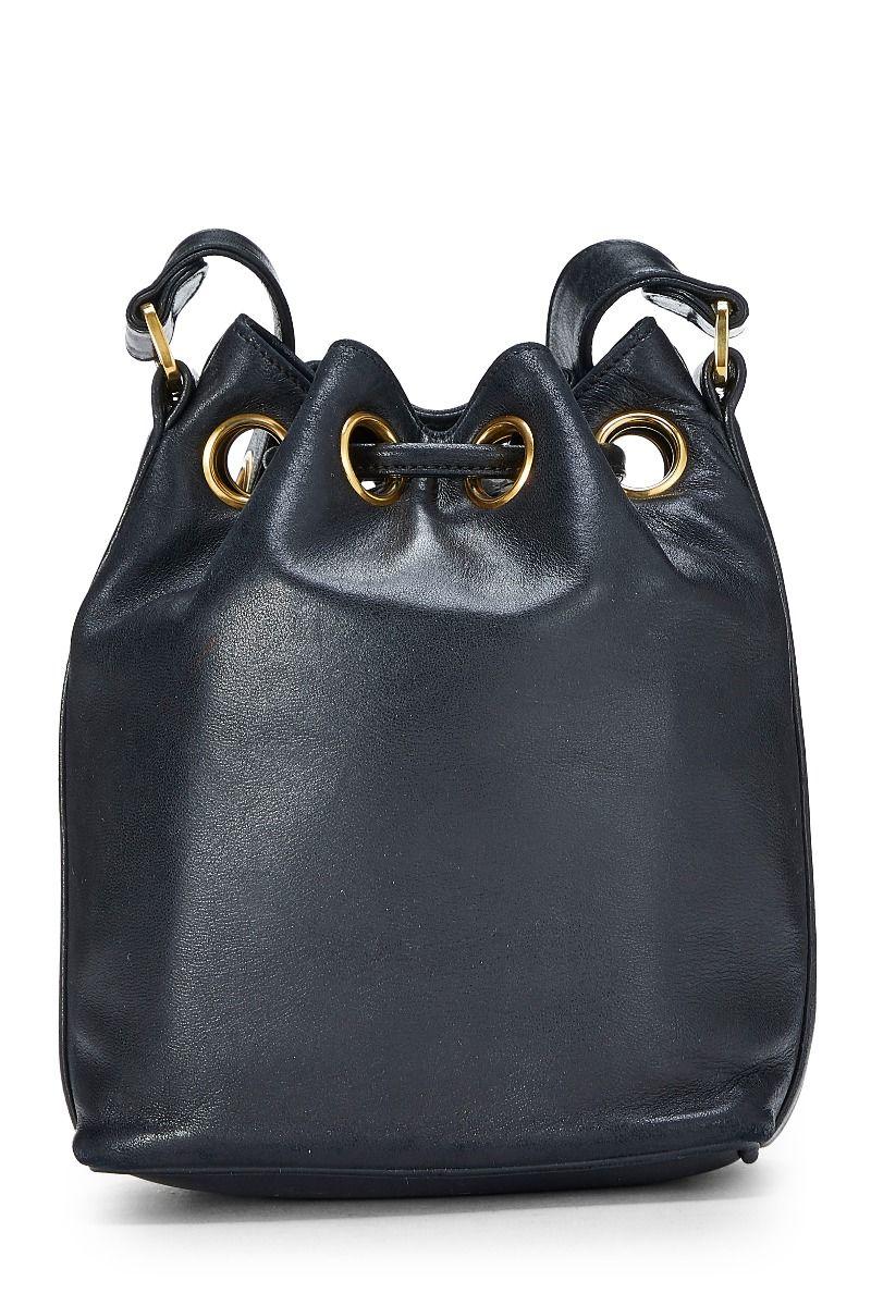 Chanel Drawstring Bucket Caviar Mini Black Lambskin Leather Cross Body Bag en vente 4