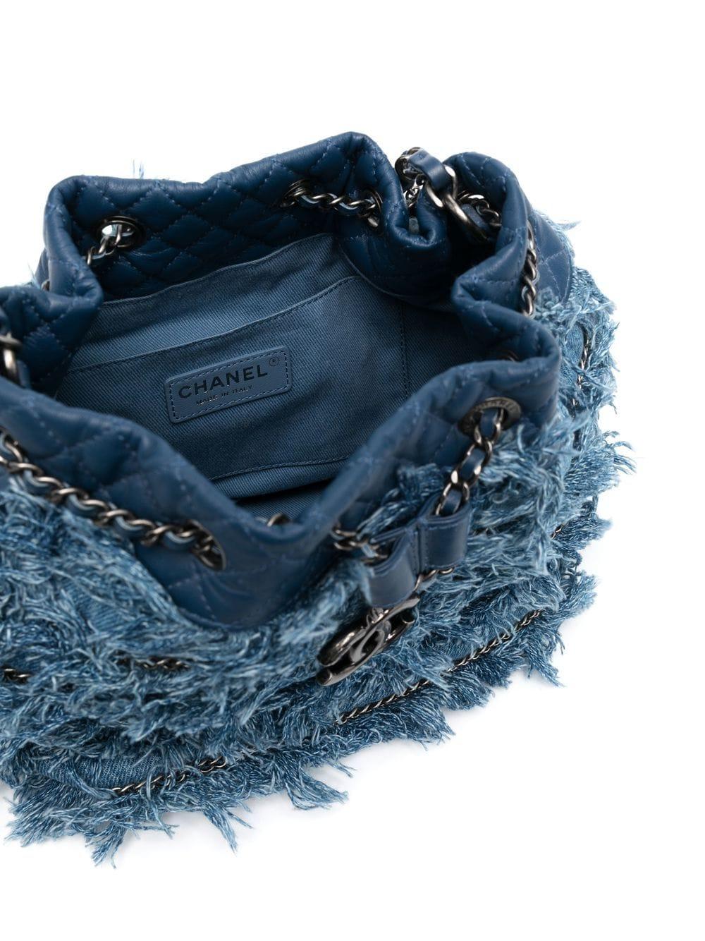 Mini sac seau à cordon en tweed à franges et en cuir d'agneau bleu Chanel Cruise 2015 en vente 6